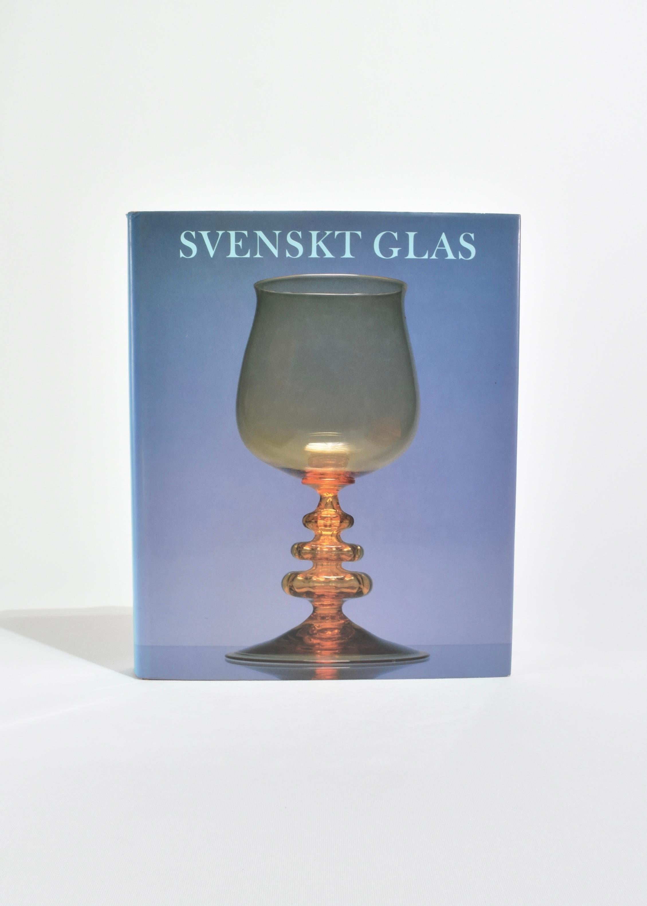 Livre de poche vintage présentant l'art du verre suédois. Par Märta-Stina Danielsson, publié en 1996. Première édition, 444 pages. Texte en suédois.

