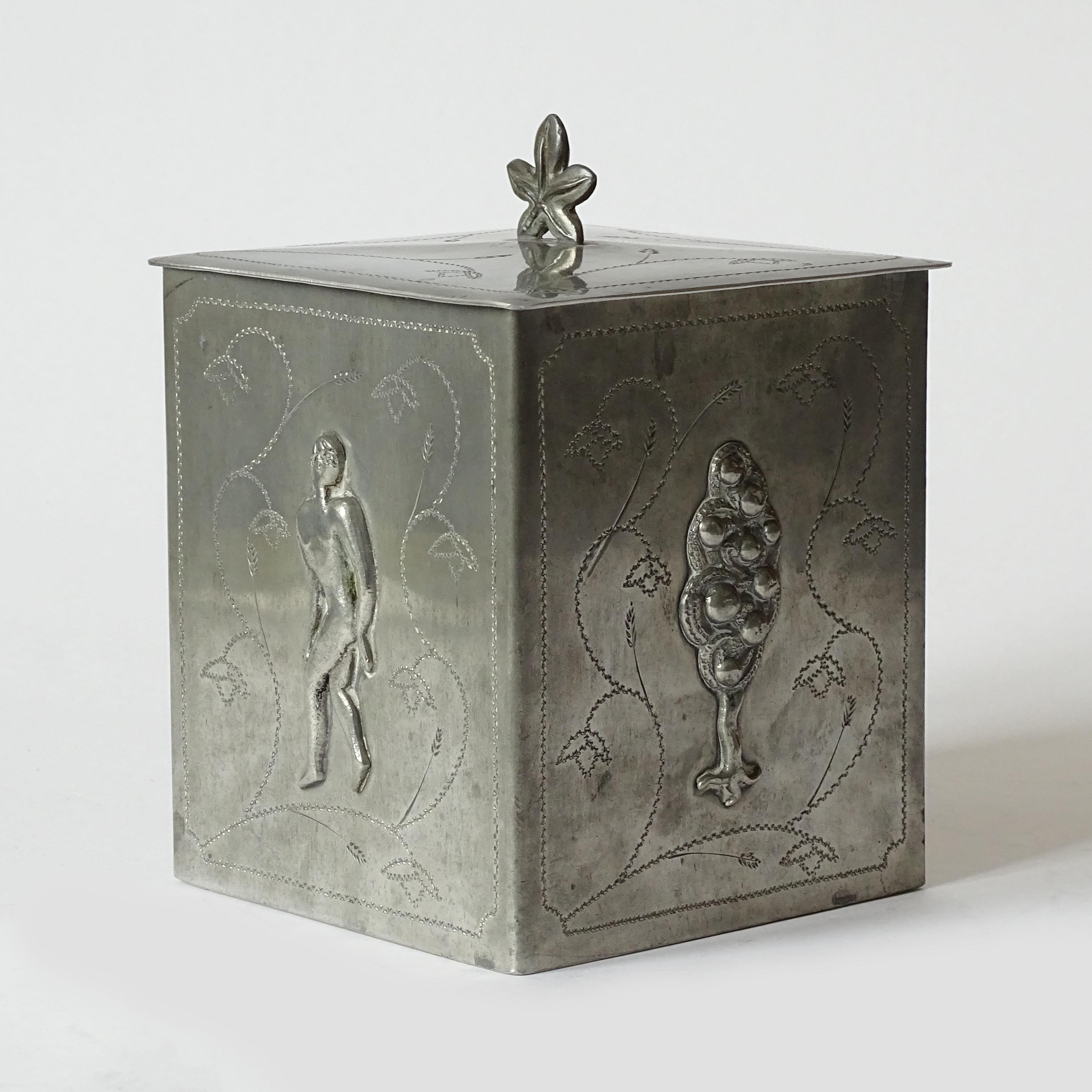Espléndida Caja Decorativa Svenskt Tenn Adán y Eva de Estaño y Madera Art Decó, 
Gracia sueca Suecia Años 20