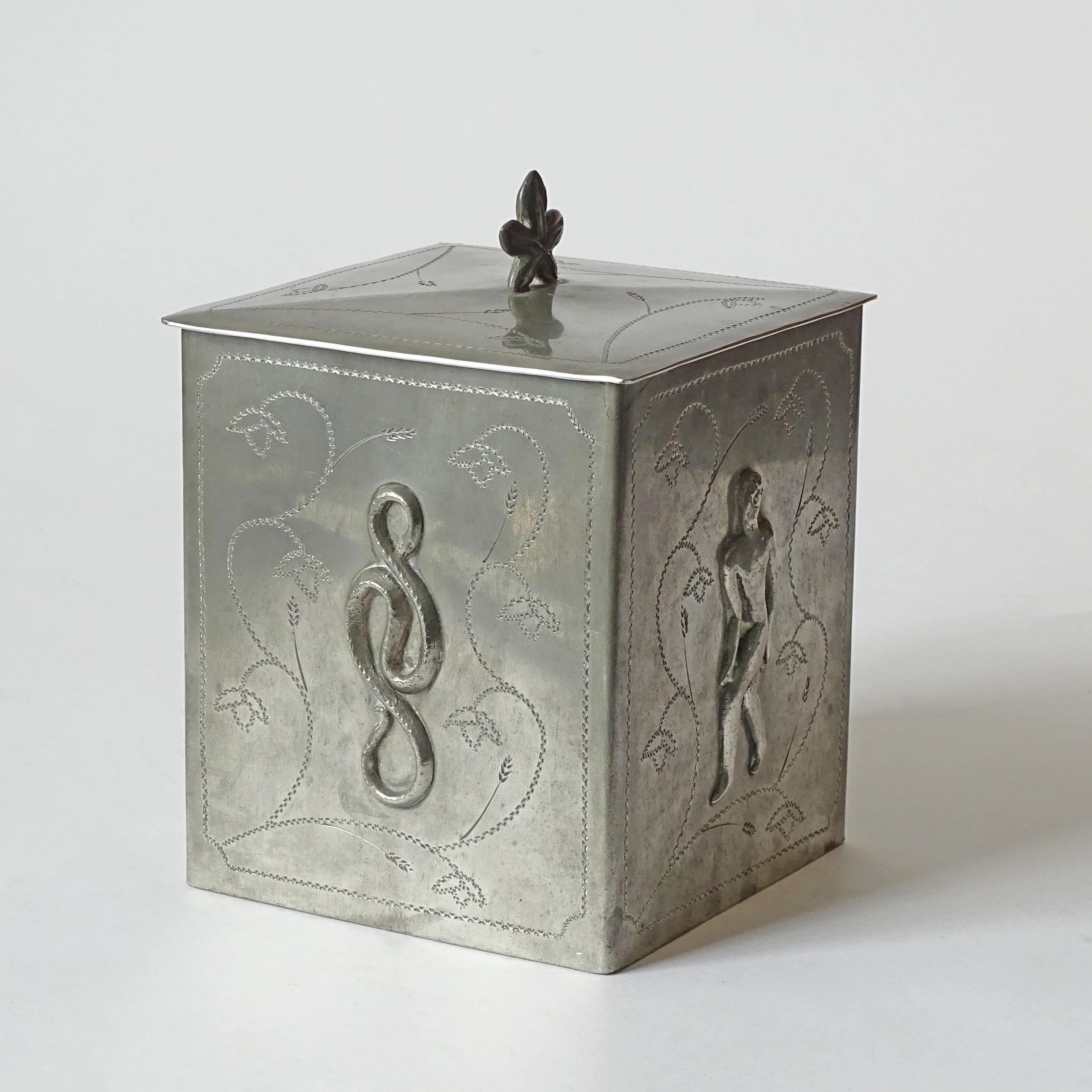 Svenskt Tenn Adán y Eva Caja decorativa Art Decó de estaño y madera, Suecia Años 20 principios del siglo XX en venta