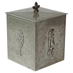 Svenskt Tenn Adán y Eva Caja decorativa Art Decó de estaño y madera, Suecia Años 20