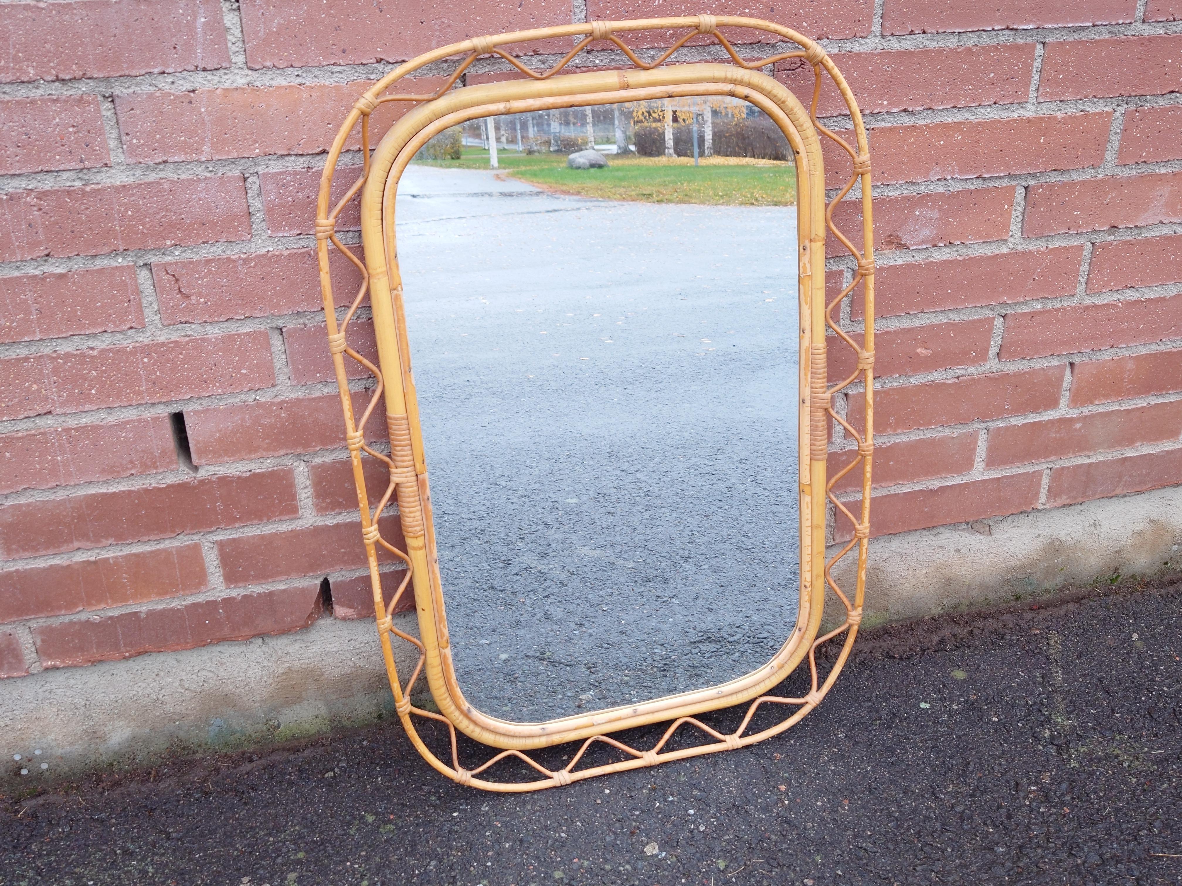 Un gran espejo de pared vendido por Josef  Frank,Svenskt Tenn
En mimbre/ratán/caña y bambú finamente trenzados.
Puede haber desgaste debido a la edad.

Josef Frank fue un arquitecto, artista y diseñador de origen austriaco que se trasladó a Suecia