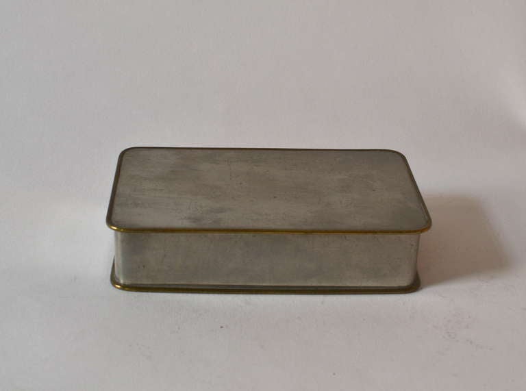 Svenskt Tenn Zinn und Messing Zigarettendose. Signiert und gestempelt 1950.

Geschichte Svenskt Tenn:

1924 eröffnet Estrid Ericson zusammen mit dem Zinngießer Nils Fougstedt die Firma Svenskt Tenn in Stockholm.
Zinn wurde schnell zu einem der