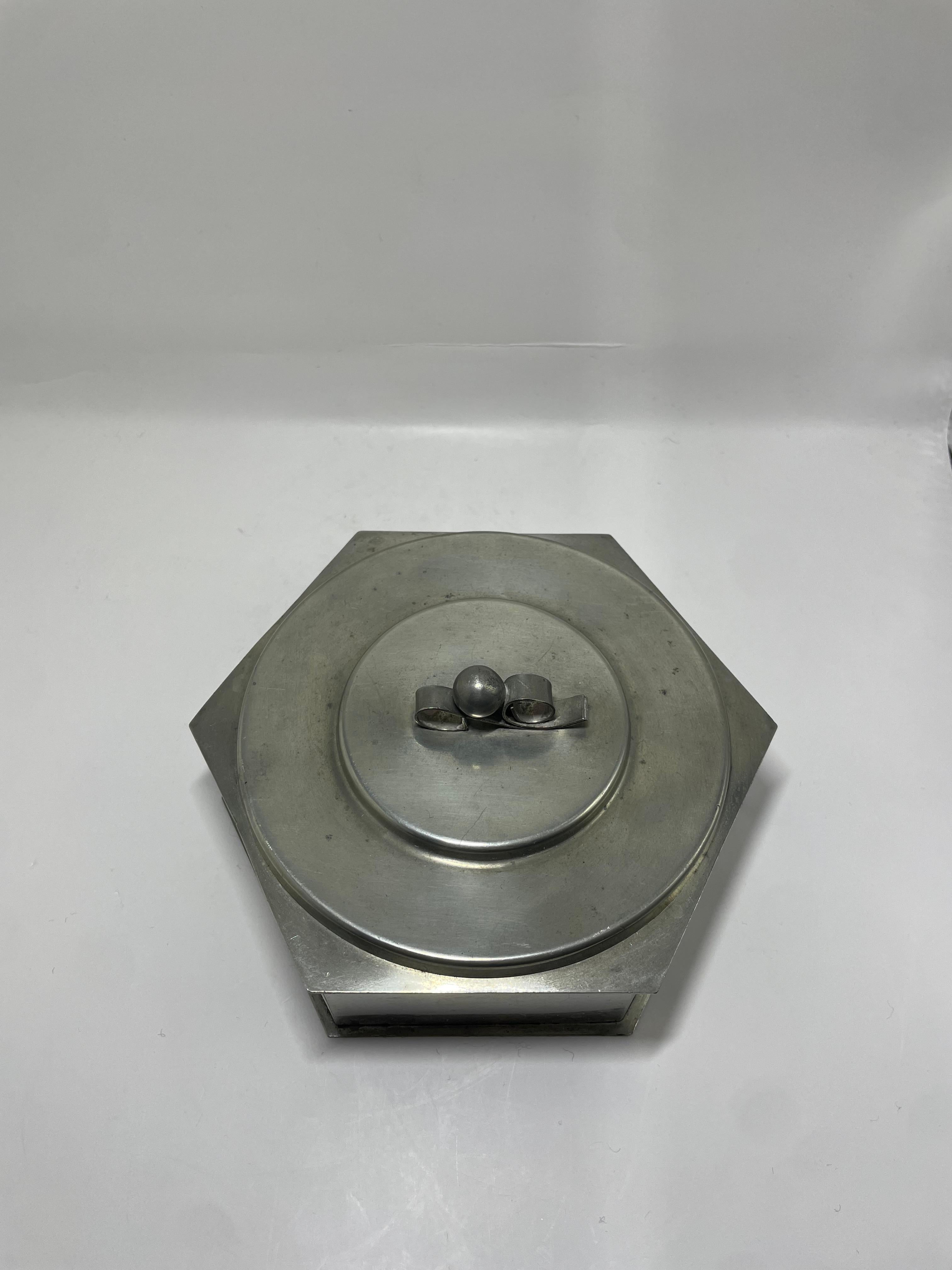 Caja con tapa de estaño Svenskt Tenn con asa de marquetería, Suecia, 1936 Escandinavo moderno en venta