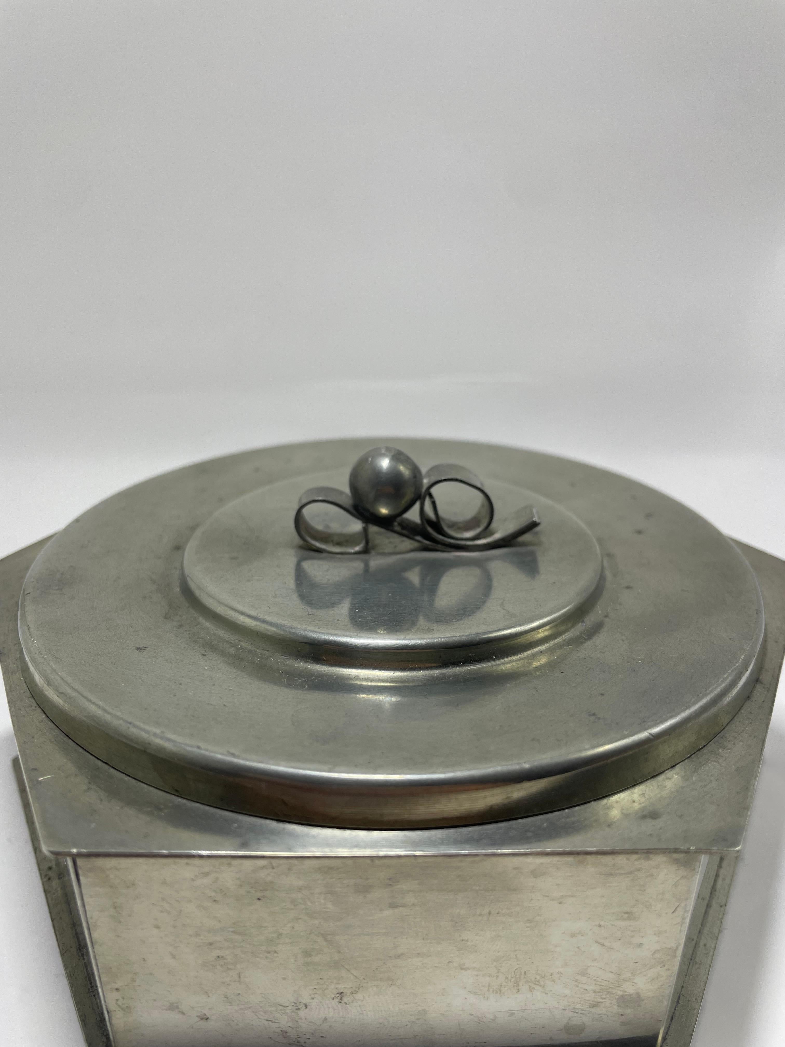Caja con tapa de estaño Svenskt Tenn con asa de marquetería, Suecia, 1936 Sueco en venta