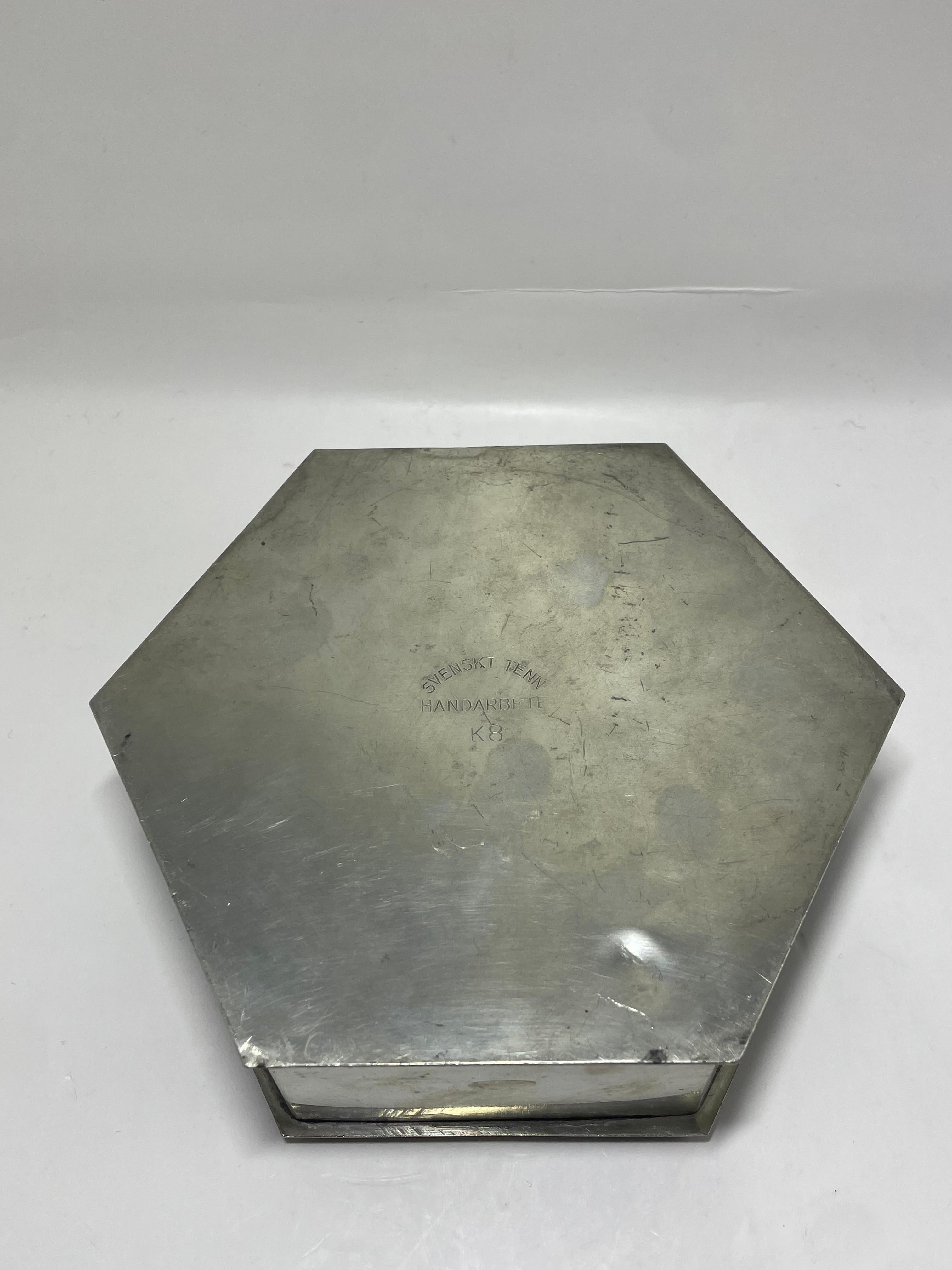 Caja con tapa de estaño Svenskt Tenn con asa de marquetería, Suecia, 1936 mediados del siglo XX en venta