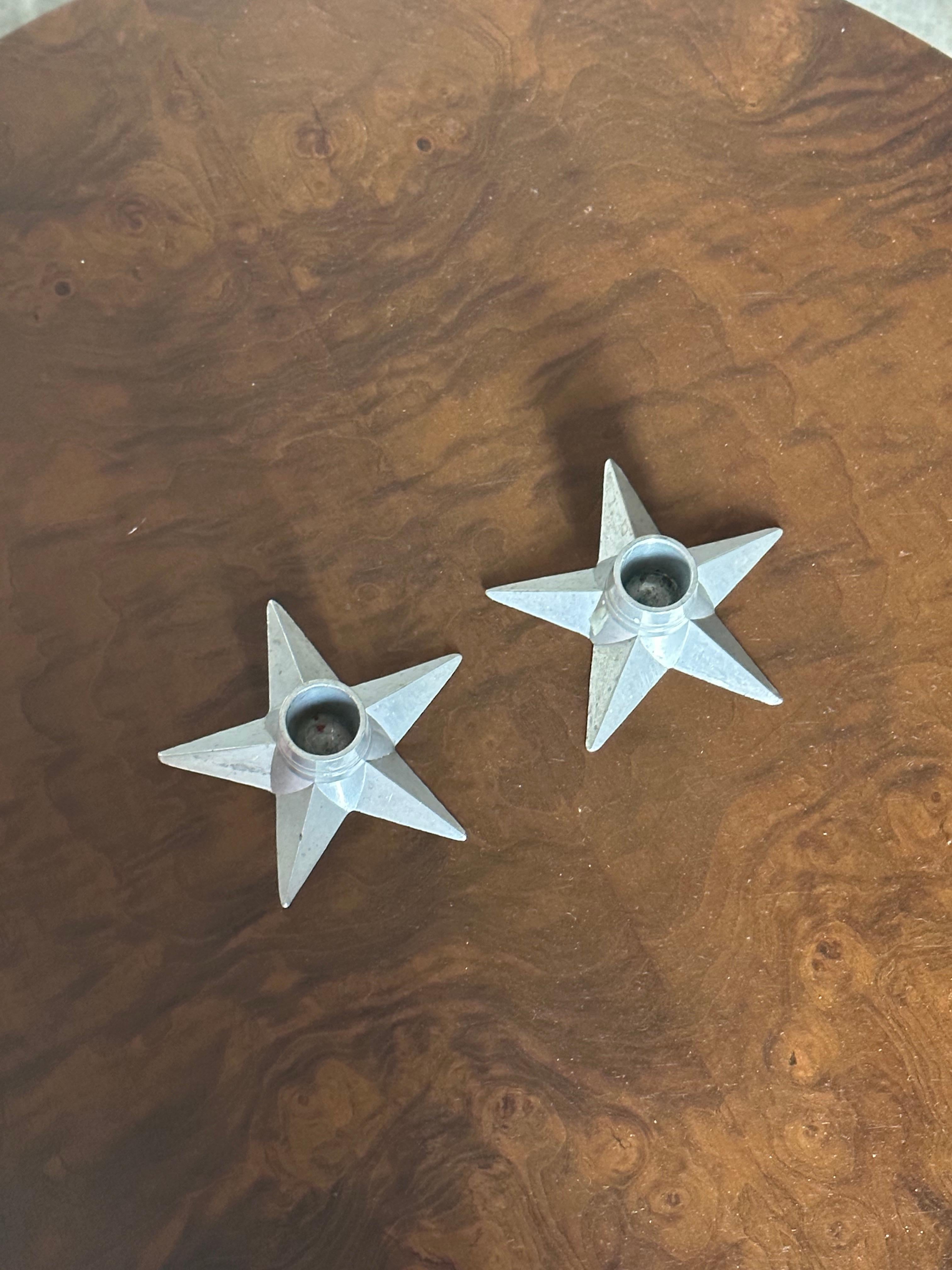 Splendida coppia di piccoli portacandele a forma di stella in peltro. Sono stati prodotti da Svenskt Tenn negli anni '40 circa. Un design tradizionale ma allo stesso tempo atomico. 
