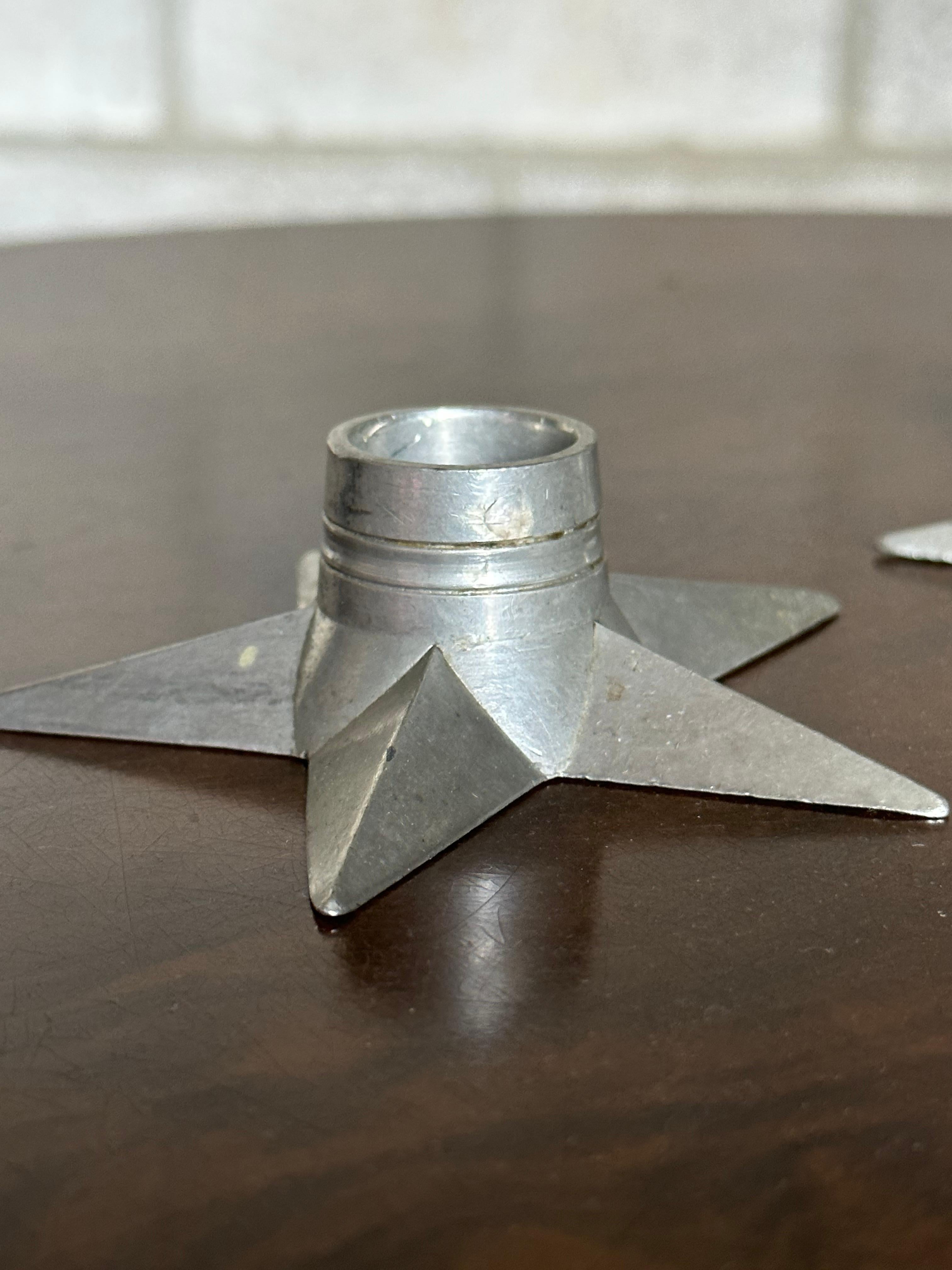 Mid-Century moderno Portacandele a forma di stella di Svenskt Tenn in peltro - una coppia in vendita