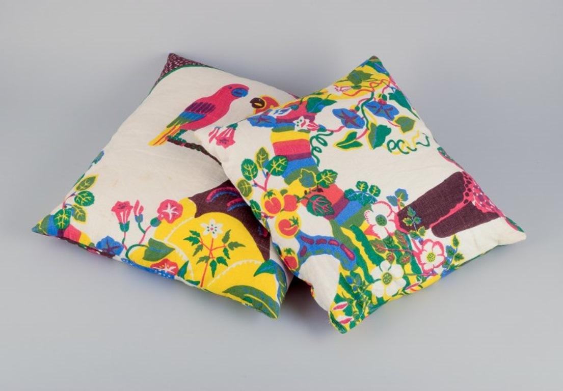 Svenskt Tenn. Two cushions. Textile design by Josef Frank.
Mid-20th century.
Made of pure cotton.
In perfect condition.
Large: 35 cm x 38 cm.
Small: 30 cm x 33 cm.