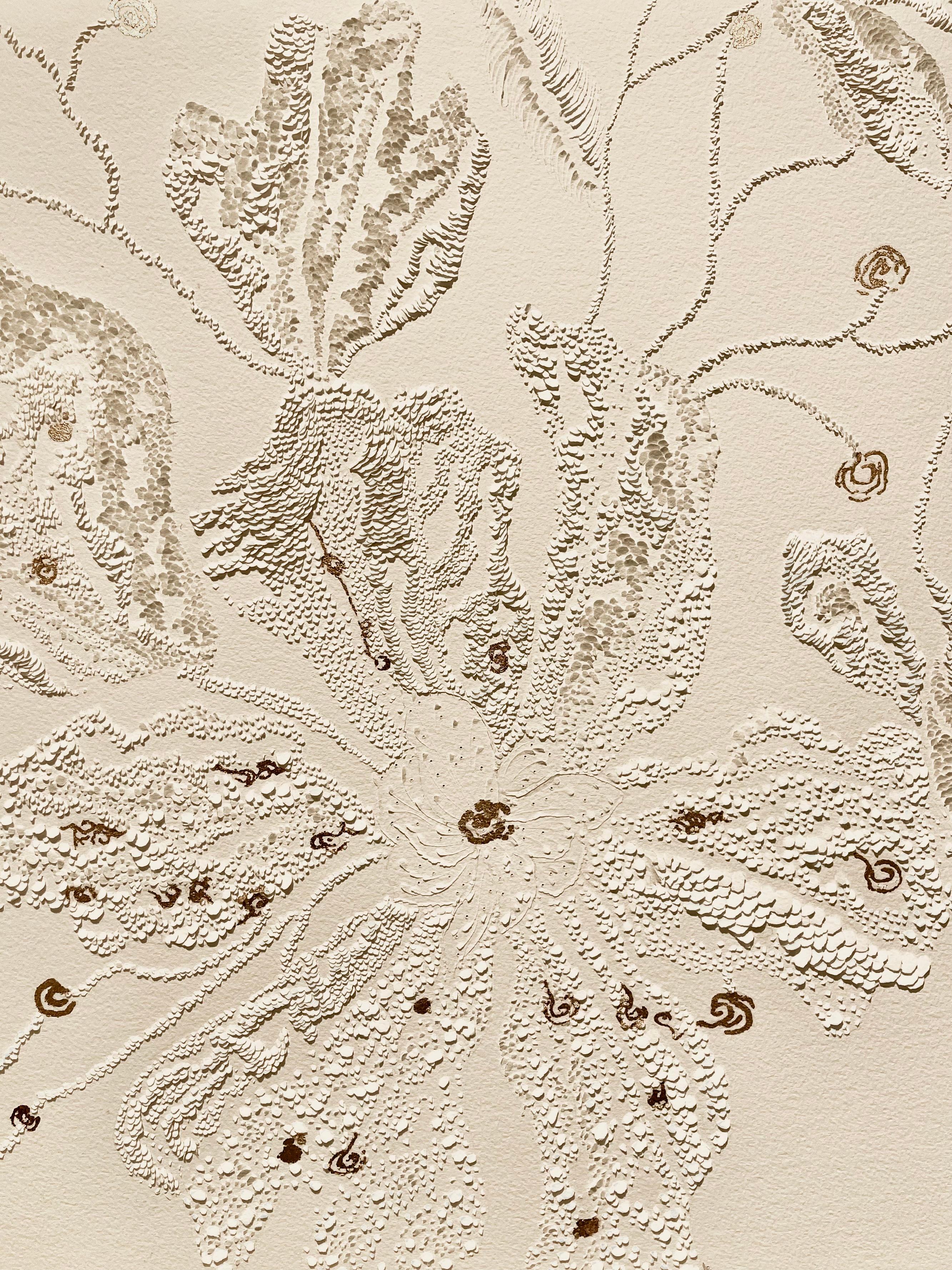 Bajo Relieve - Papel Blanco Esculpido con pan de oro, pieza única, firmada por el artista.

La inspiración artística de Séverine de La Chapelle refleja su temperamento: alegre, espontáneo e impregnado de energía positiva. A través de sus esculturas