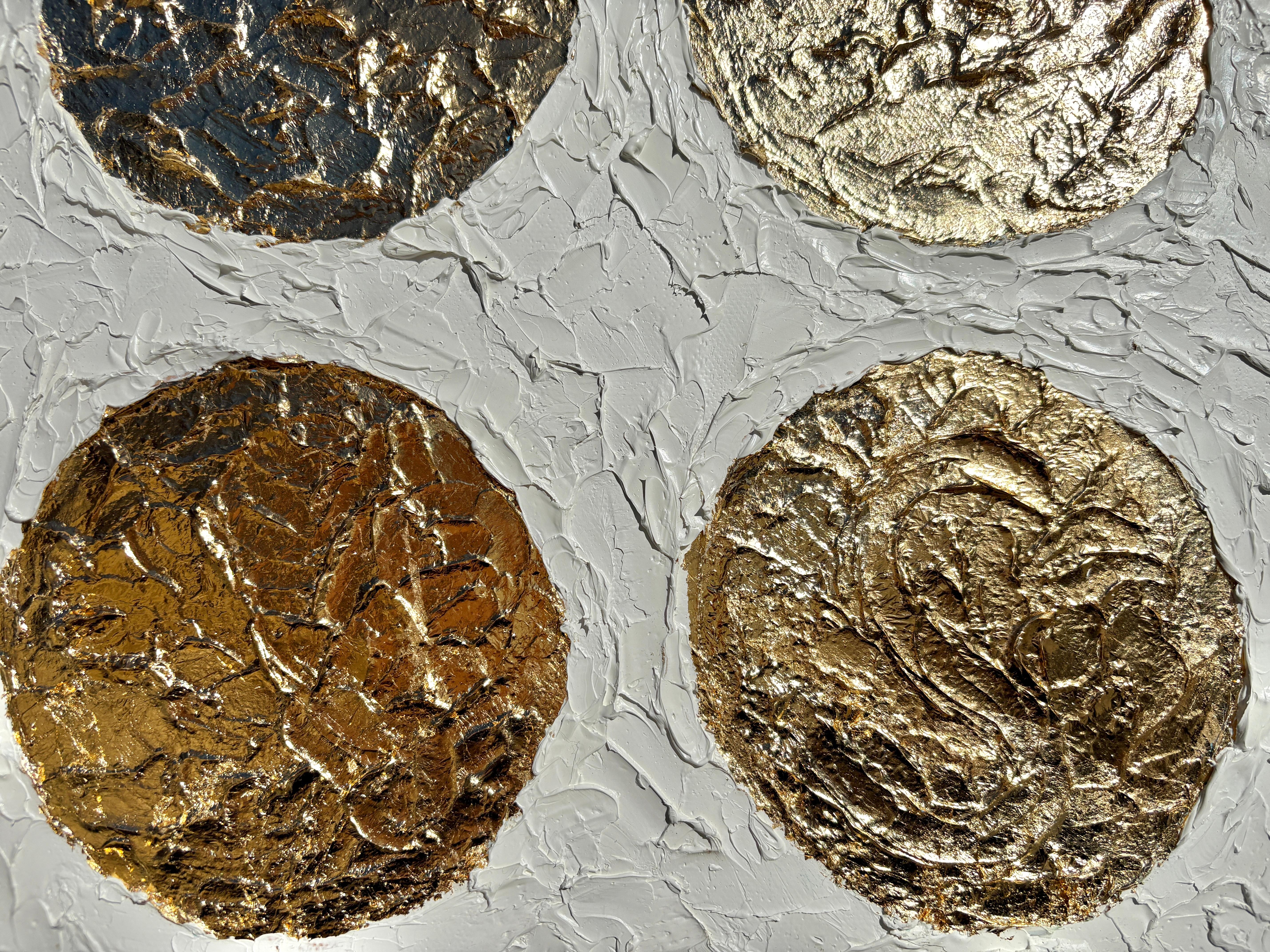 'Around the World' di Sveta - Sfere astratte contemporanee in bianco e oro in vendita 3