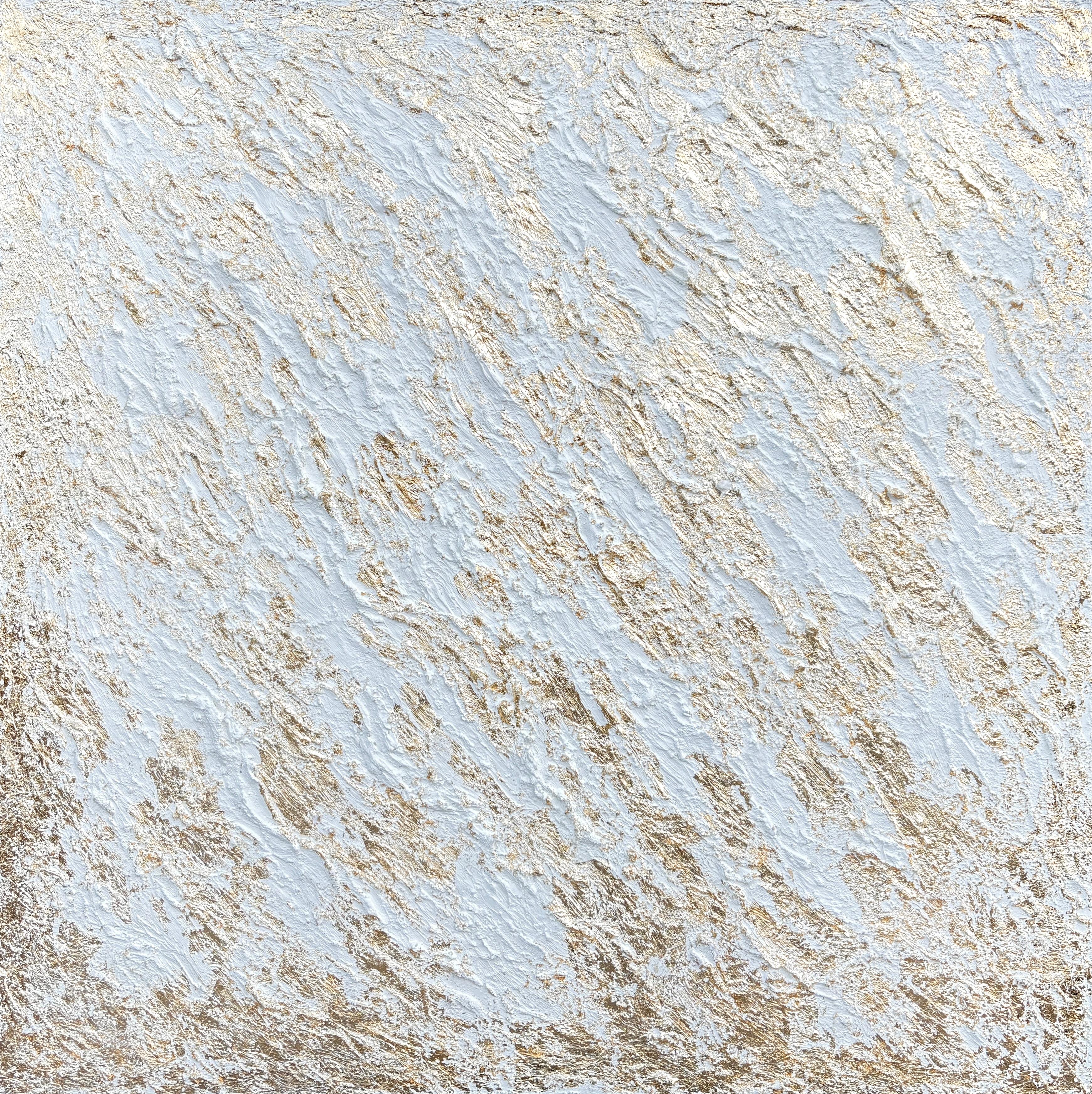 "Corsa all'oro" di Sveta Hessler - Pittura astratta dai colori bianco e oro con una forte texture