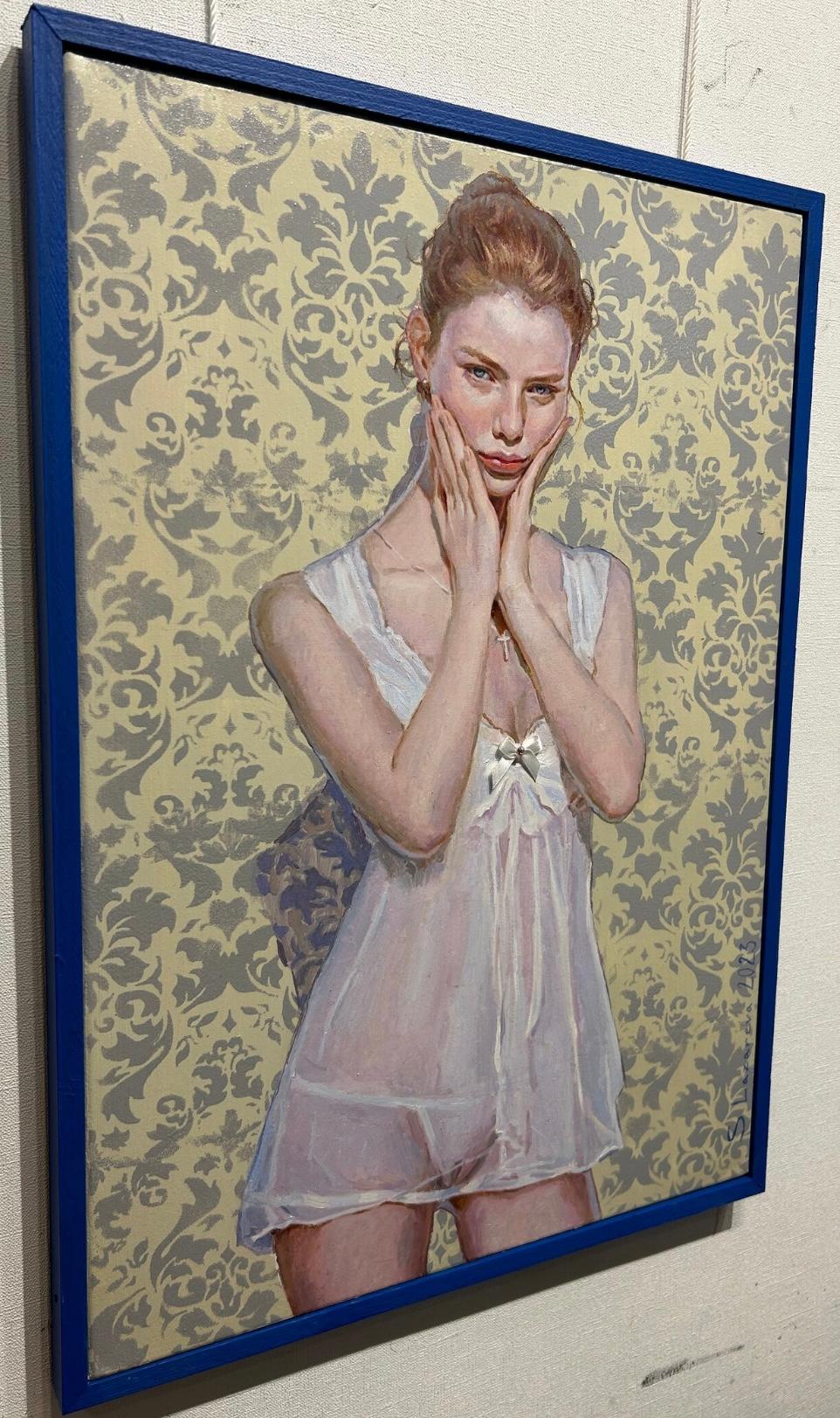 Le tableau représente une jeune femme vêtue d'une délicate chemise de nuit semi-transparente sur fond de papier peint vintage. La jeune fille s'appelle Lolita.
Elle porte une longue chemise de nuit blanche semi-transparente avec un petit nœud sur la