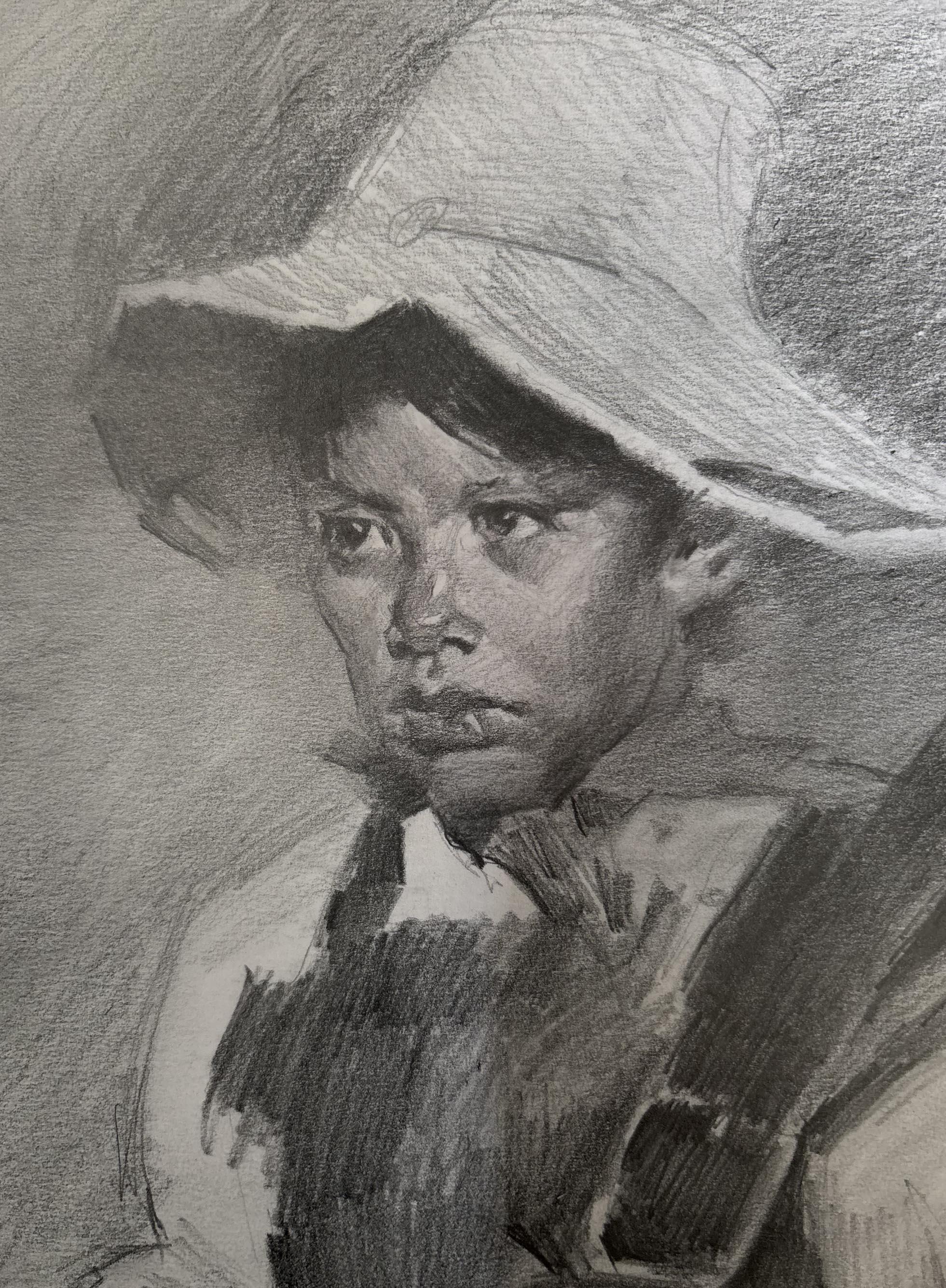 L'image montre le portrait d'un garçon portant un chapeau, créé à l'aide de techniques d'art graphique.
La composition du portrait se concentre sur le visage du garçon, qui occupe une position centrale. Le garçon regarde au loin, le regard