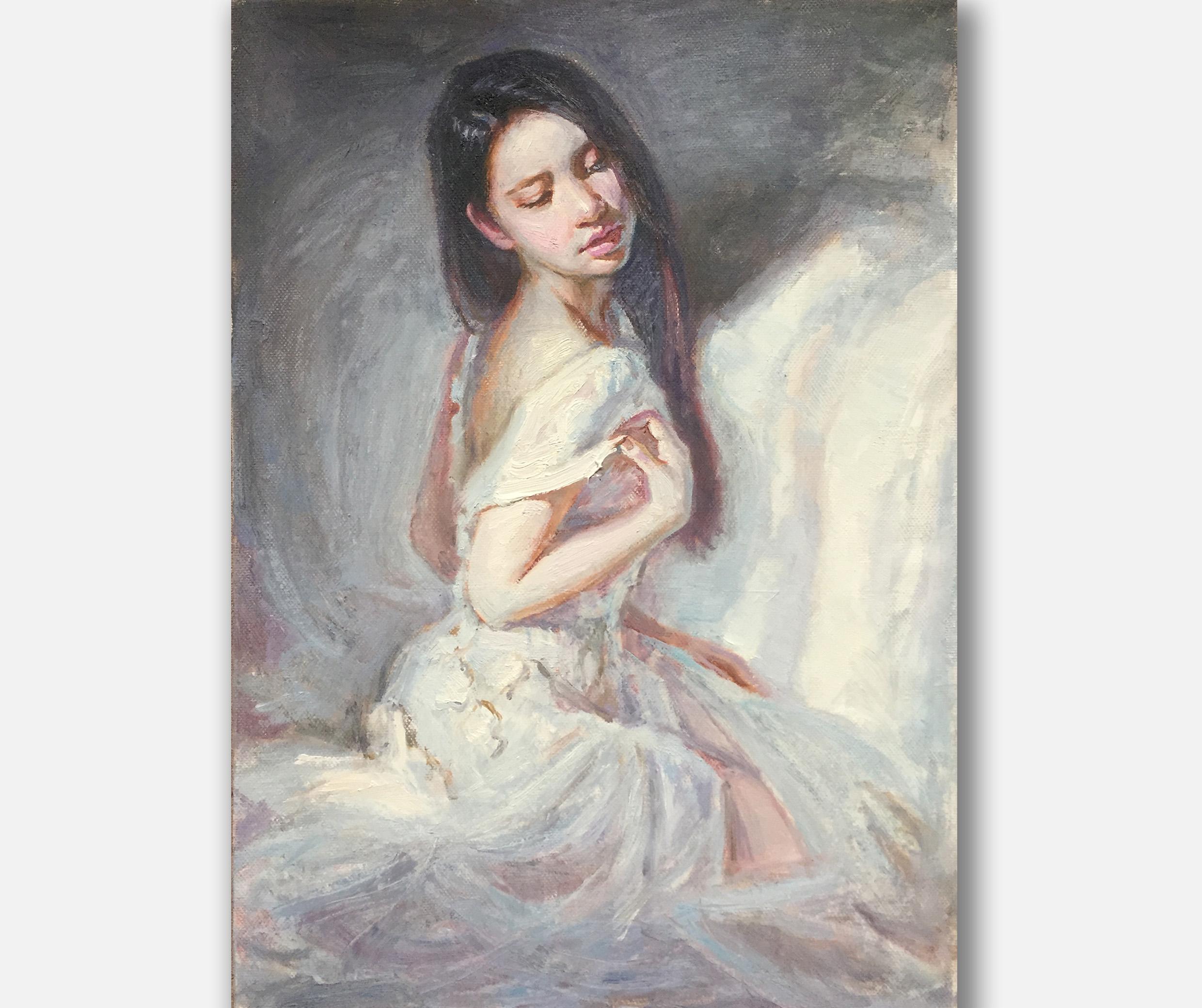 Portrait d'une jeune fille vêtue d'une robe délicate et claire, peint dans des tons pastel doux.
La composition du portrait se concentre sur la figure de la jeune fille, qui se trouve au centre du tableau, légèrement tournée vers la droite et