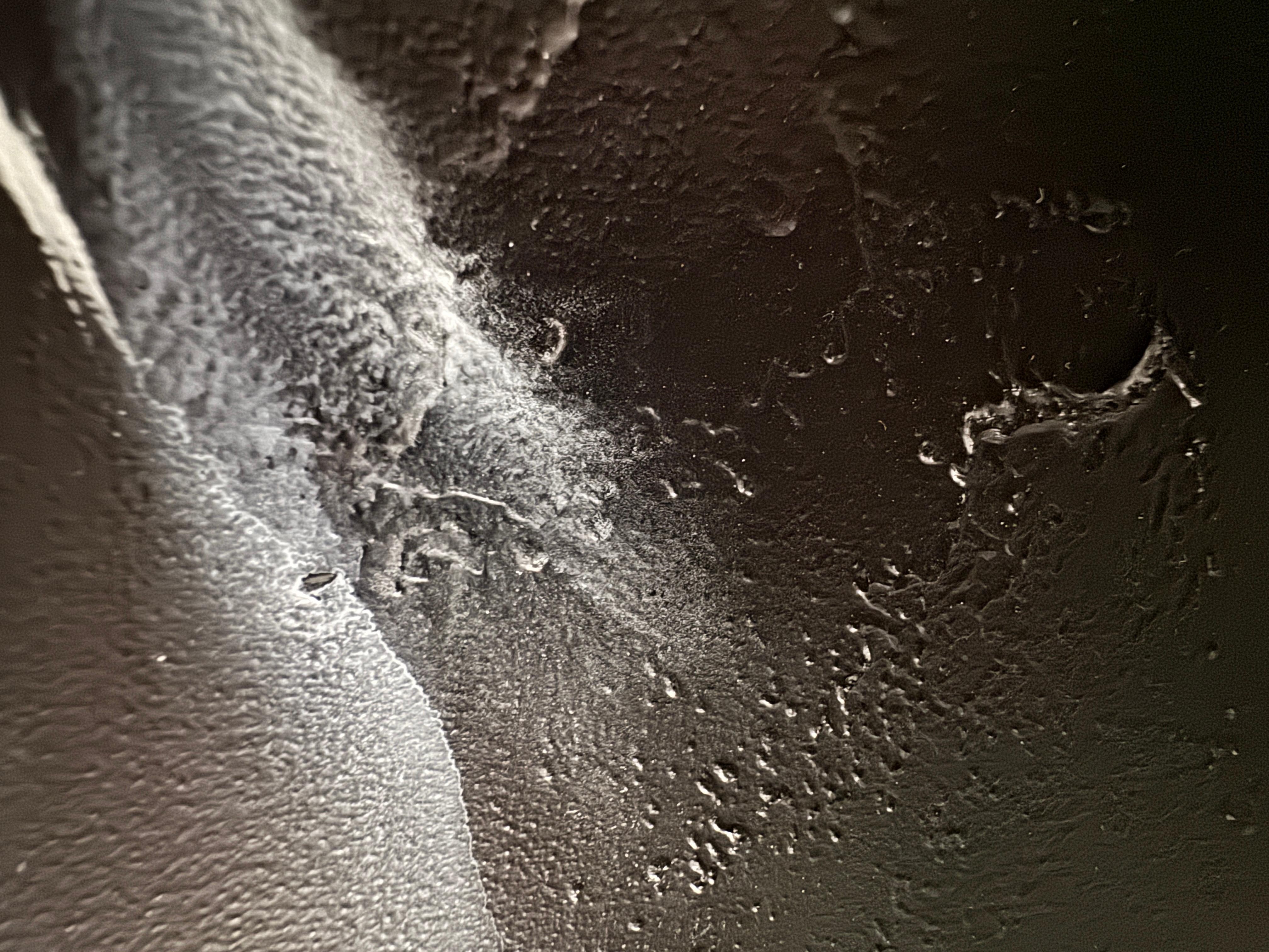 Questi dipinti ti invitano a immergerti in un misterioso mondo onirico, dove la delicata immagine di una farfalla con ali bianche e punti arancioni brillanti sulla punta delle antenne emerge su uno sfondo scuro e profondo. Le tinte tenui ma ricche e