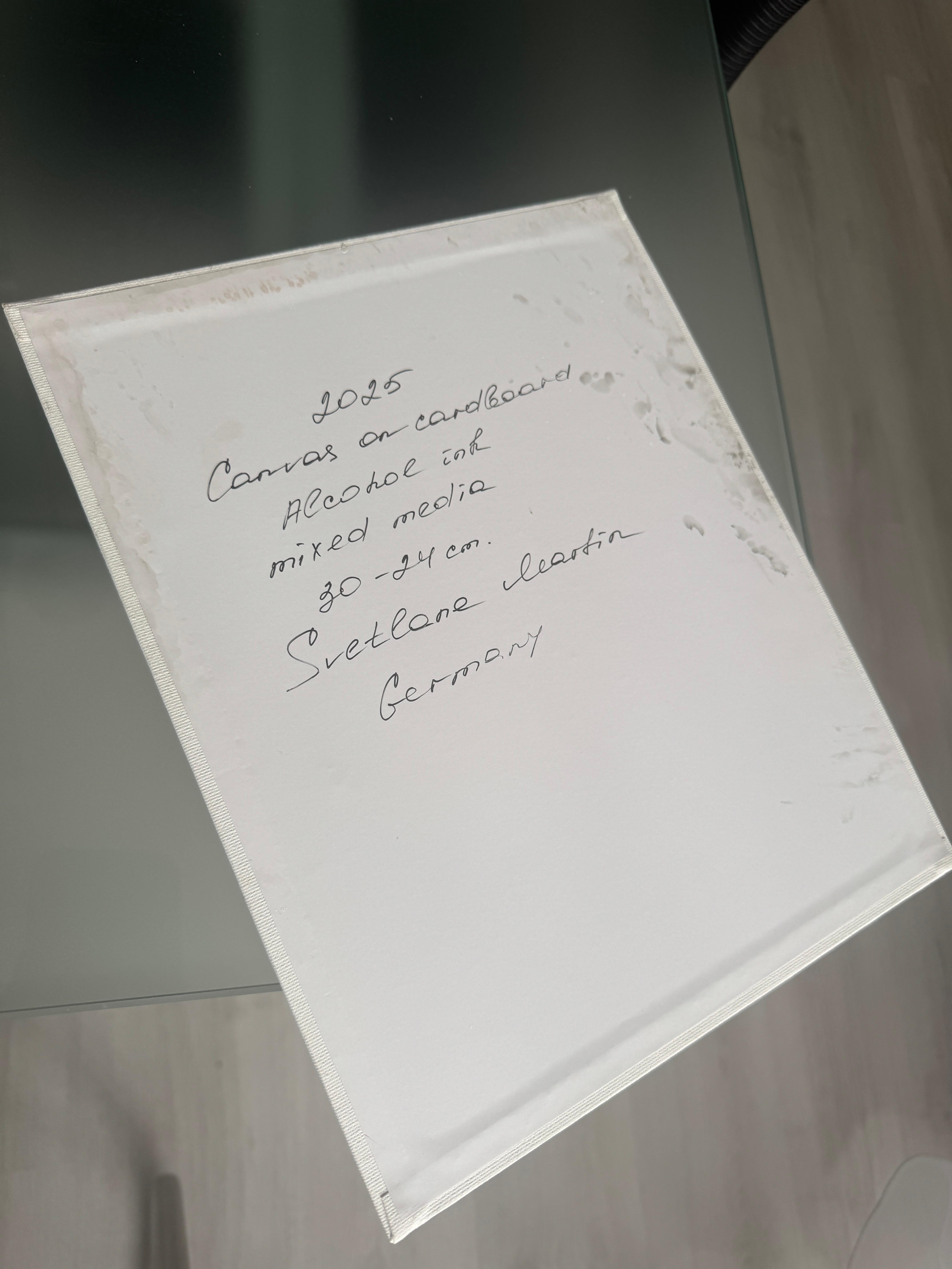 Questa collezione riunisce molti dipinti di piccolo formato, ognuno dei quali è una farfalla unica, particolare e piena di luce interiore. Si librano verso l'alto come leggeri frammenti di sogni, si disperdono per prendere vita nel cuore di chiunque