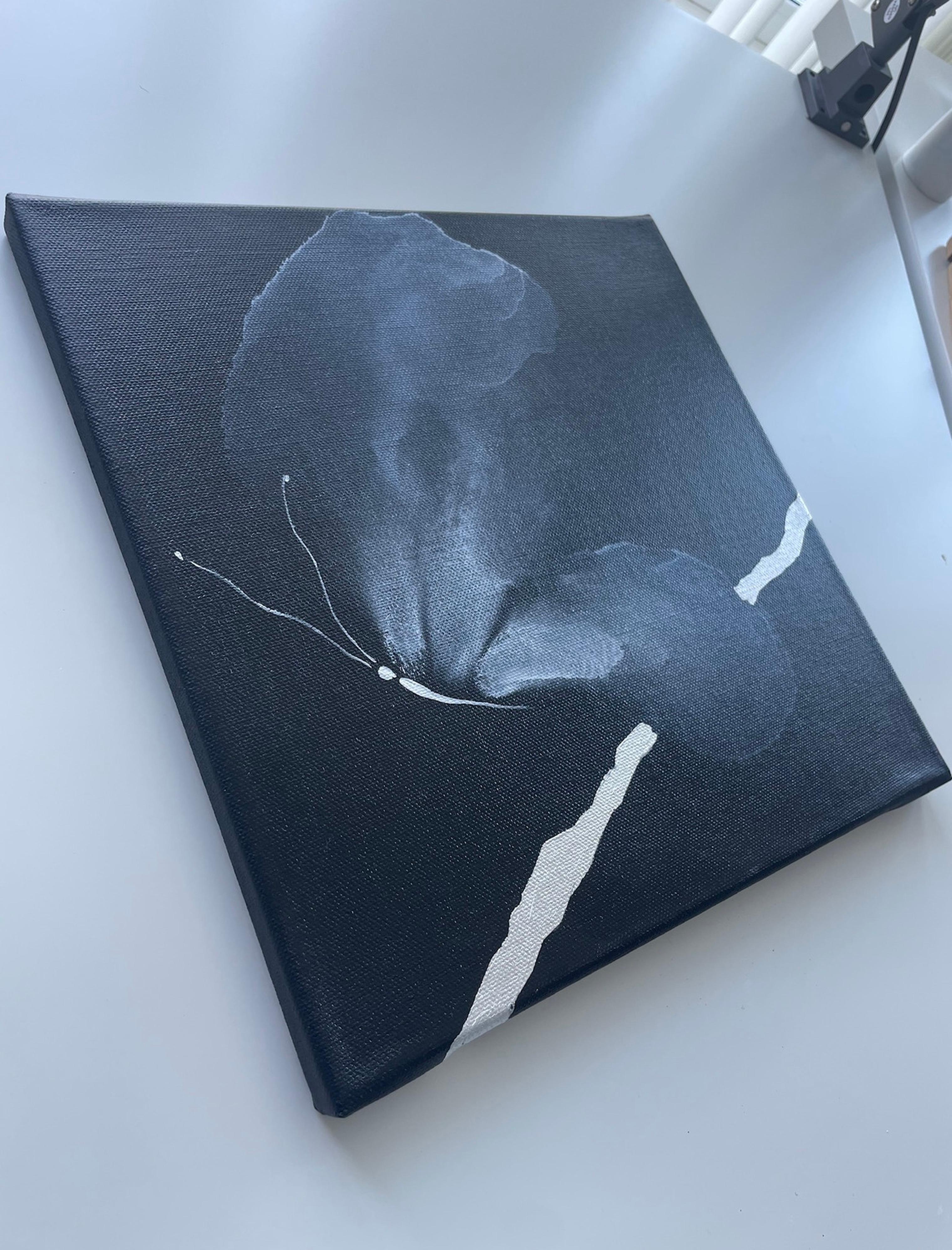 THROUGH DIE silberne Leuchte – Painting von Svetlana Martin