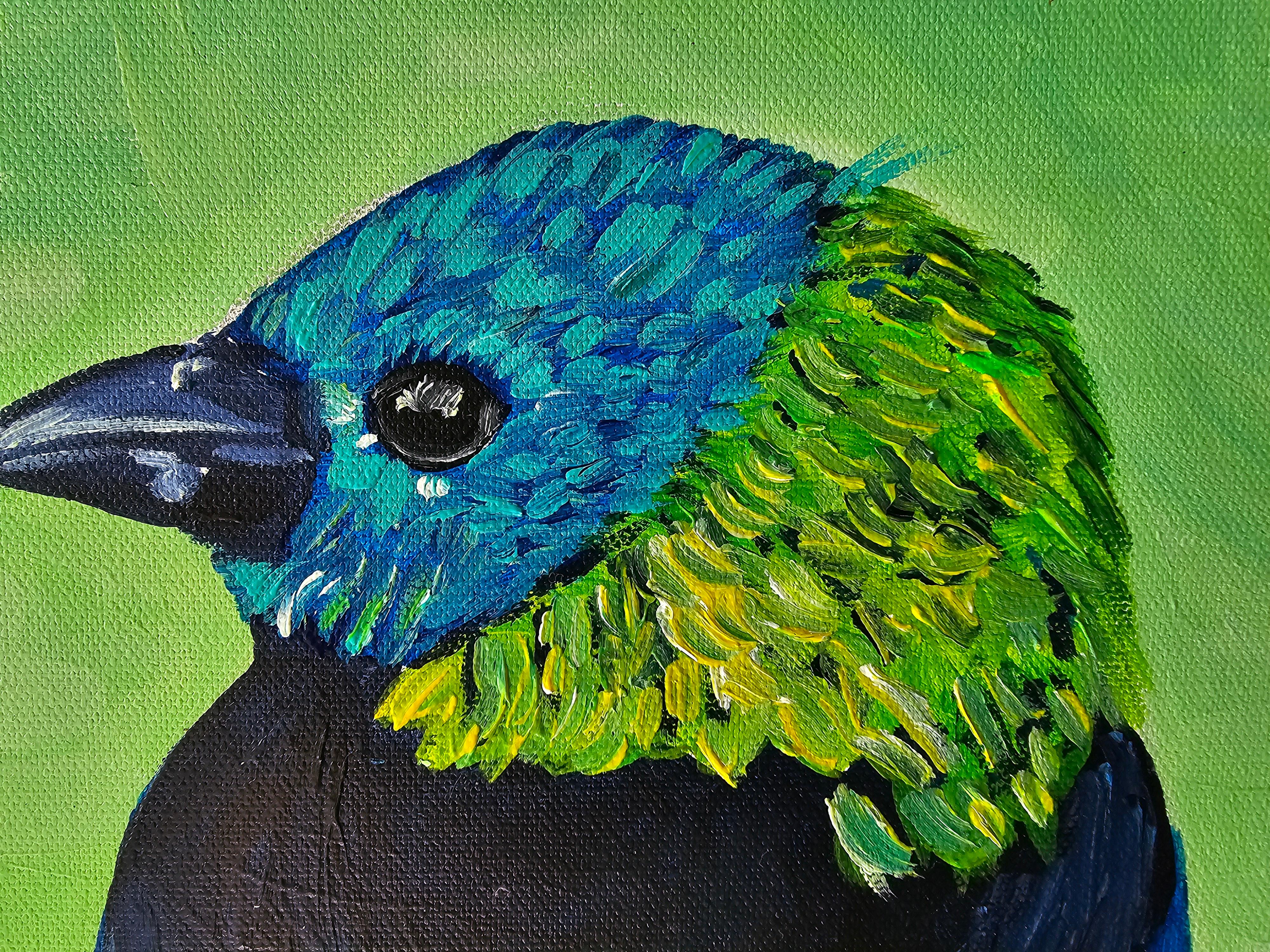 
Un pájaro exótico está representado en un lienzo de 40×40 cm, pintado con acrílicos. Su plumaje brilla con vibrantes tonos verdes, azules, turquesas y amarillos, creando una sensación de vivo resplandor. El contraste entre el pecho azul oscuro y la