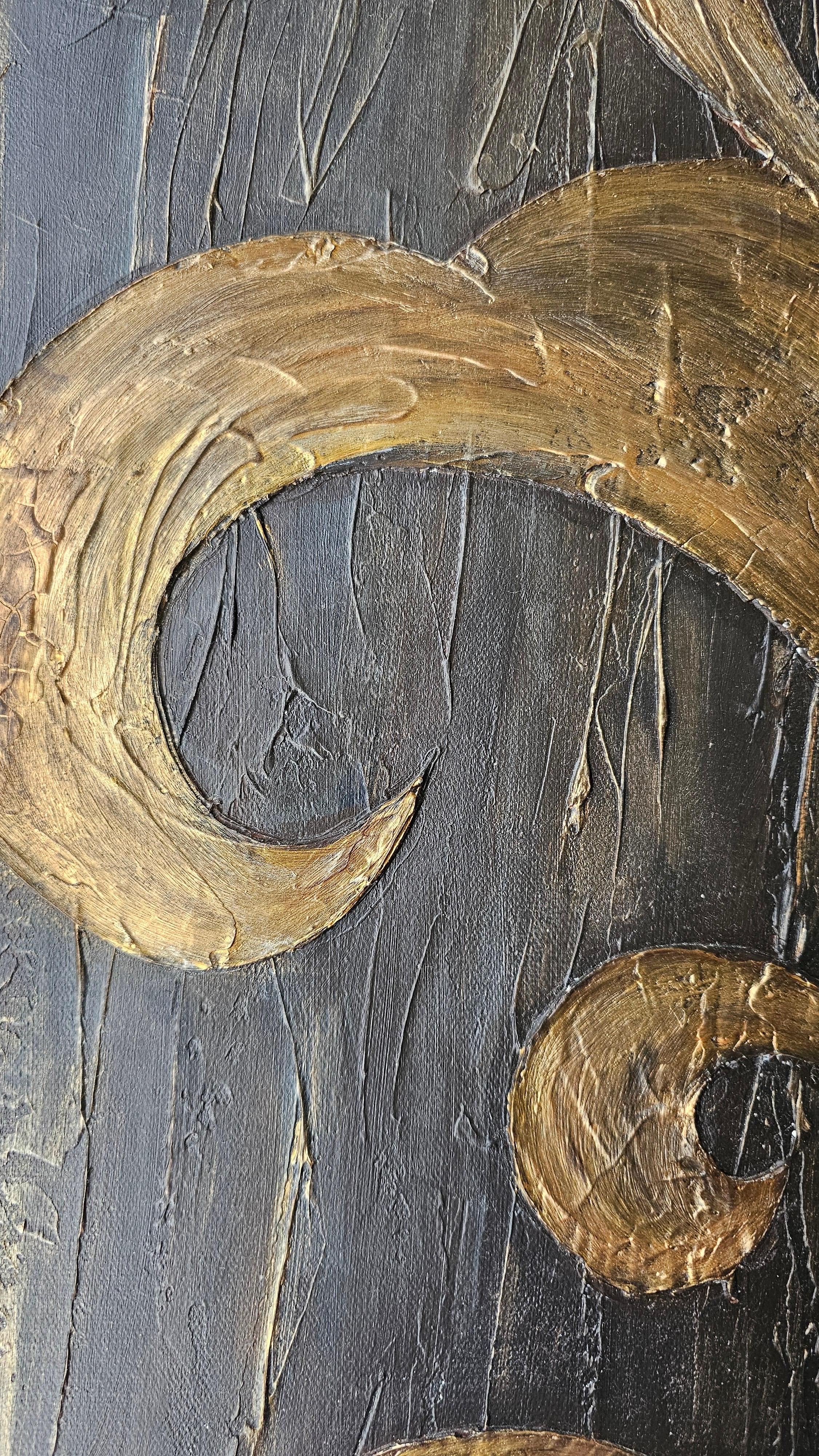 Auf einem dunkelbraunen Hintergrund, der von rhythmischen vertikalen Strukturen durchzogen ist, die an Regenströme erinnern, erscheint ein elegantes Relief-Ornament. Ein bronzener Branch mit anmutigen Locken und blattähnlichen Formen erhebt sich in