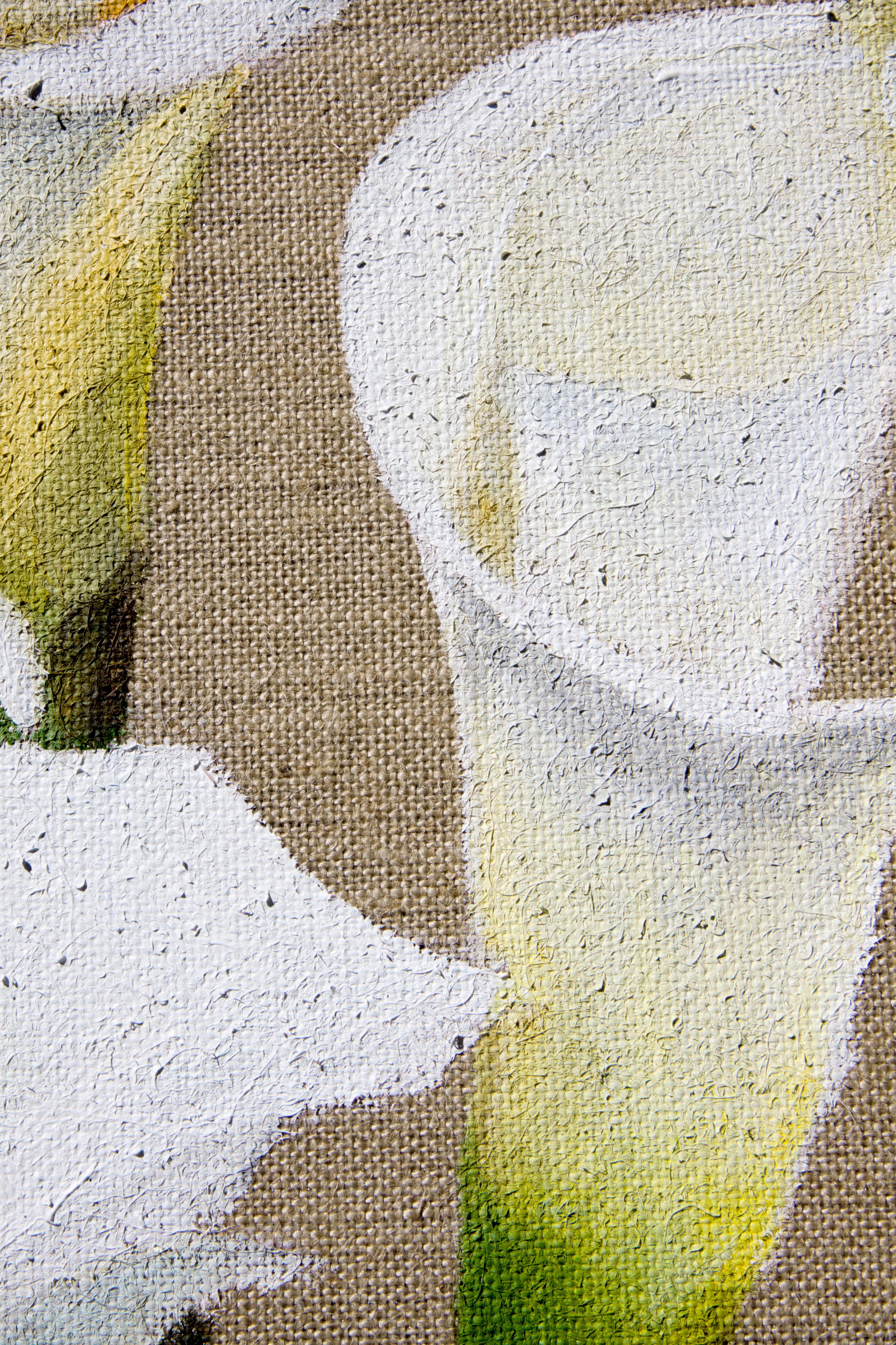 This minimalist and elegant painting features three white calla lilies, rendered in acrylic on a canvas covered with natural jute fabric with a density of approximately 380 g/m². The coarse, textured surface of the jute enhances the delicate beauty