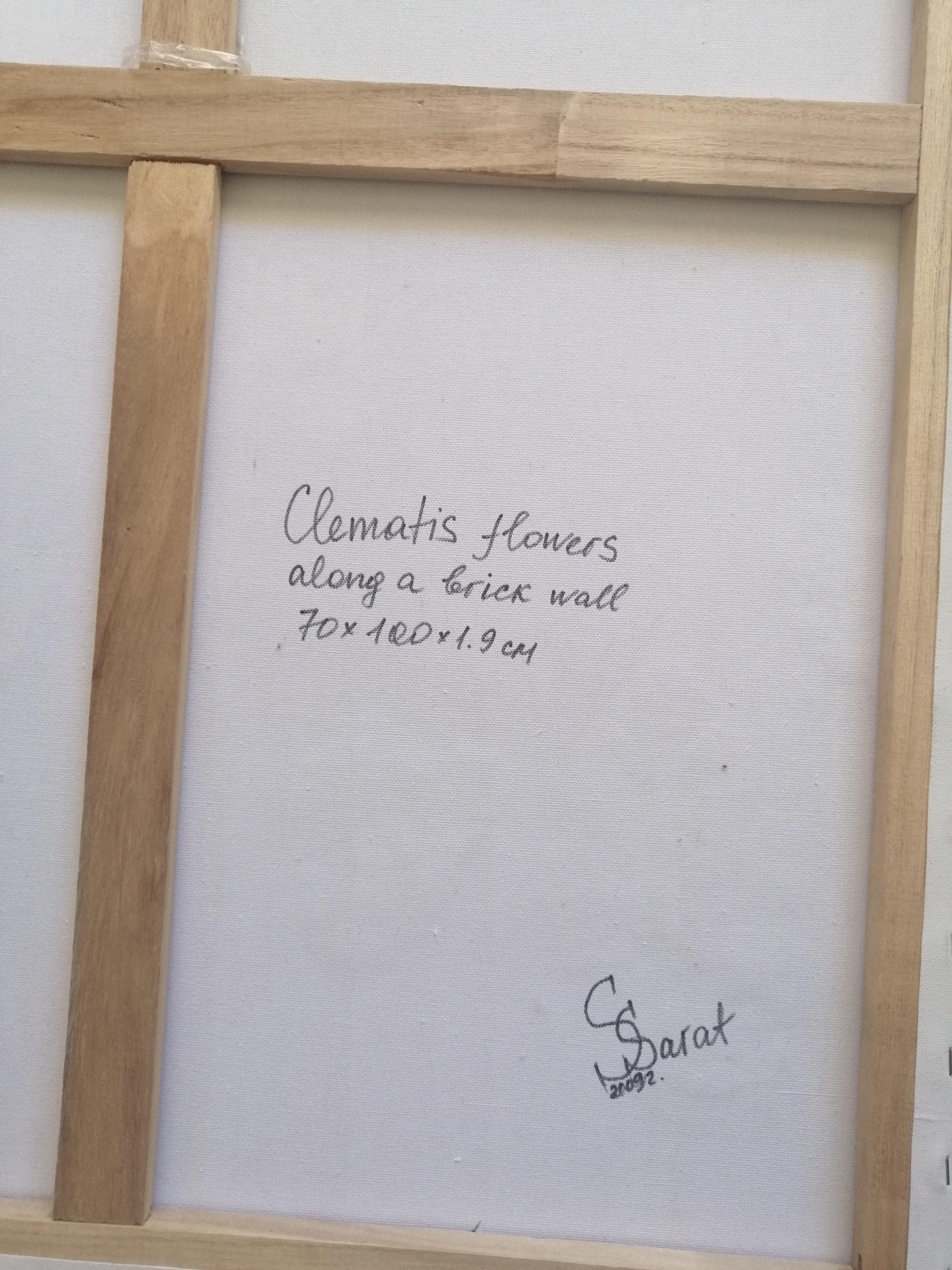 El cuadro representa grandes flores de clemátide contra una pared clara con textura de azulejos. Las flores están representadas en ricos tonos morados, con delicados centros amarillos y blancos, que les dan realismo y frescura.

Hojas verdes de