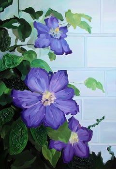 Flores de clemátide a lo largo de un muro de ladrillo