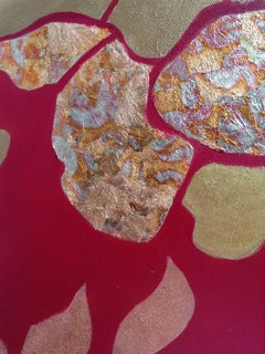 Goldene Pfingstrosen auf burgunderrotem Hintergrund