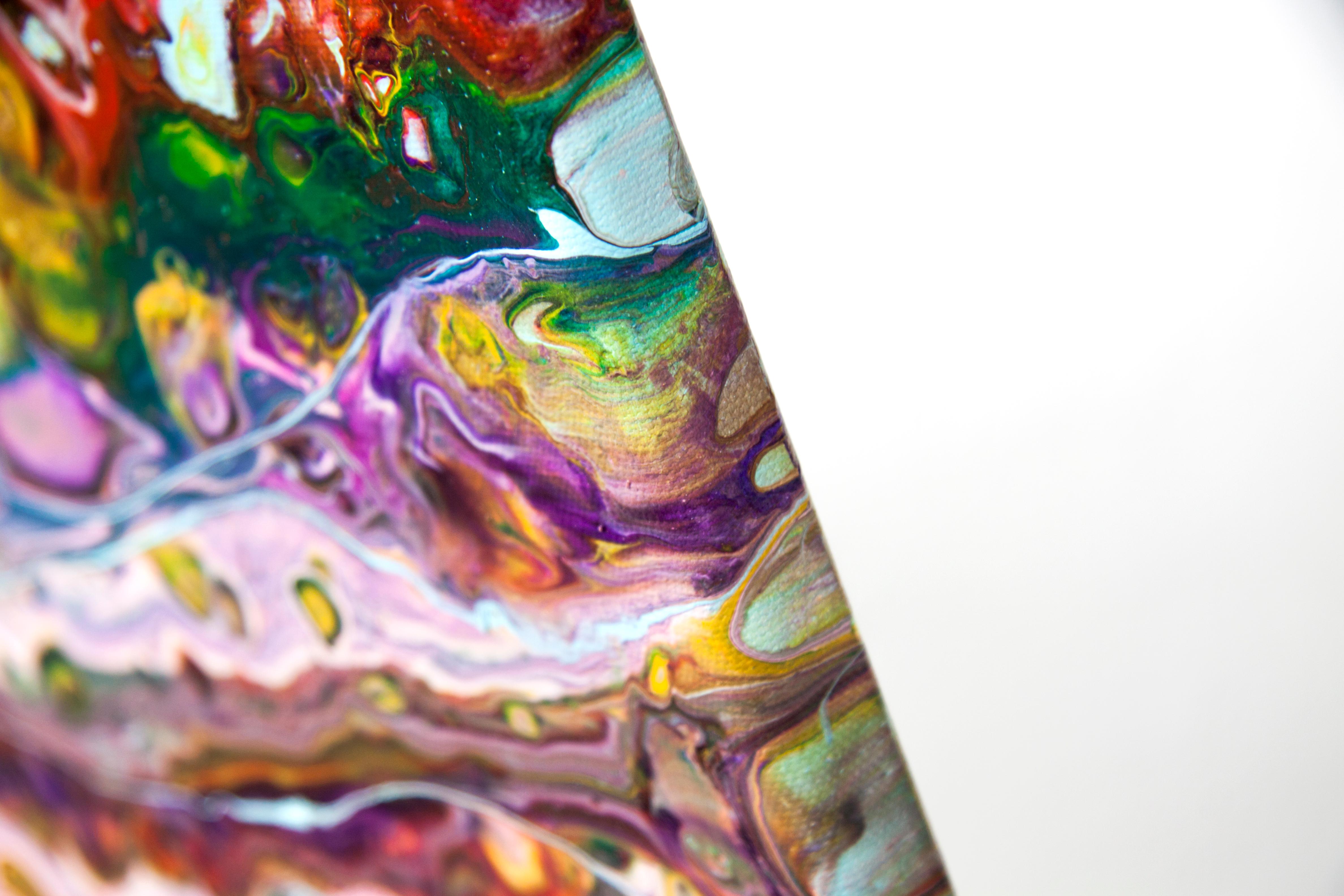 La peinture est réalisée dans la technique de l'acrylique liquide sur une toile carrée. J'ai choisi un fond bleu pâle, une combinaison de couleurs vives et l'ajout d'acrylique doré, comme un rayon de lumière. Tout cela crée une association avec une