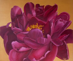 Himbeerpfingstrose auf goldenem Hintergrund.