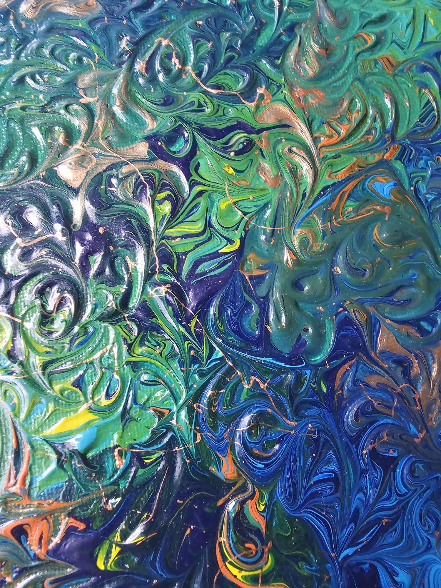 Le tableau est réalisé avec des peintures acryliques sur toile dans le style de l'expressionnisme abstrait. Il est rempli d'énergie et de dynamisme grâce au riche jeu de nuances de bleu et de vert avec des accents d'or et d'orange. Le bleu profond