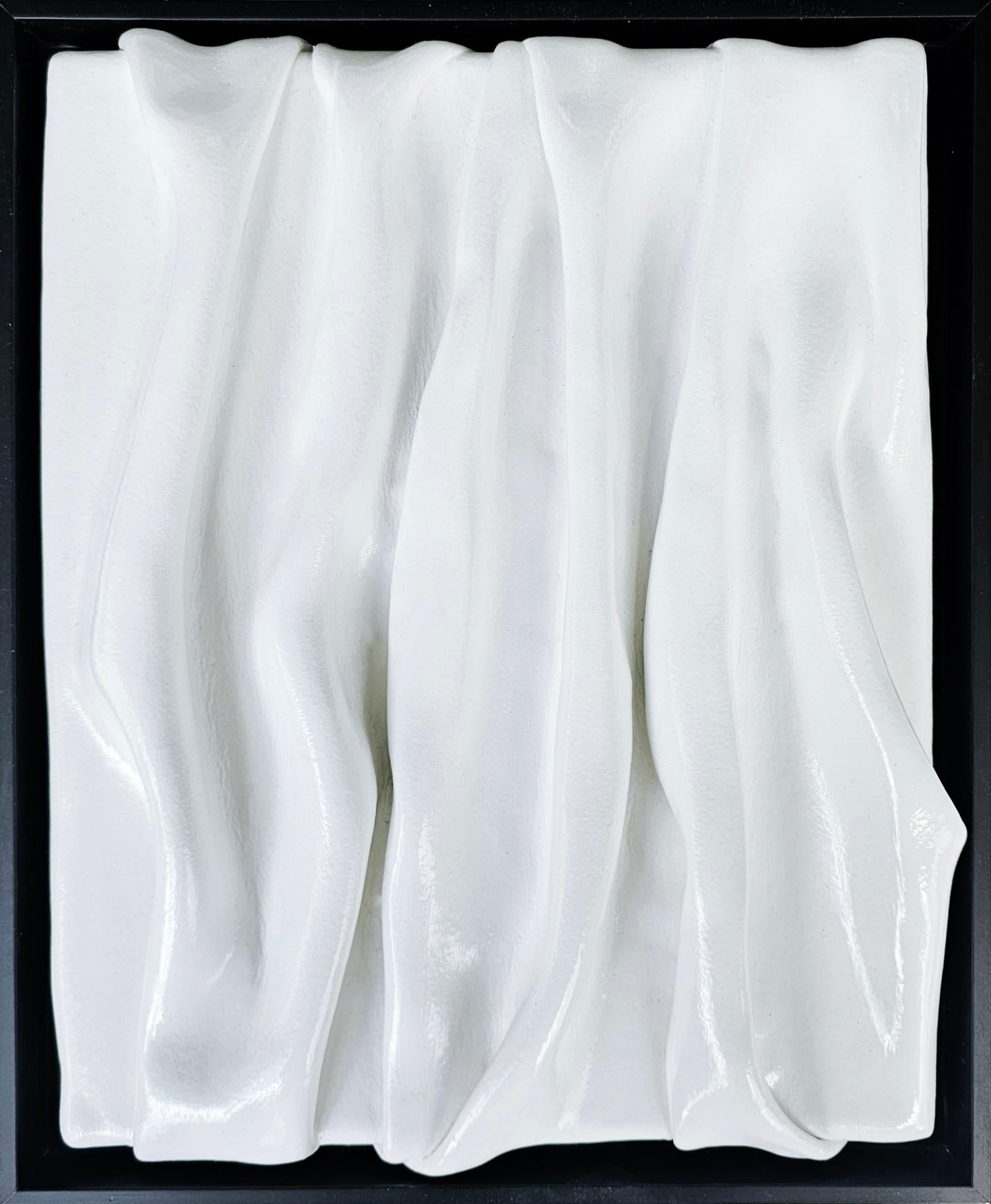 White lacqured foldes