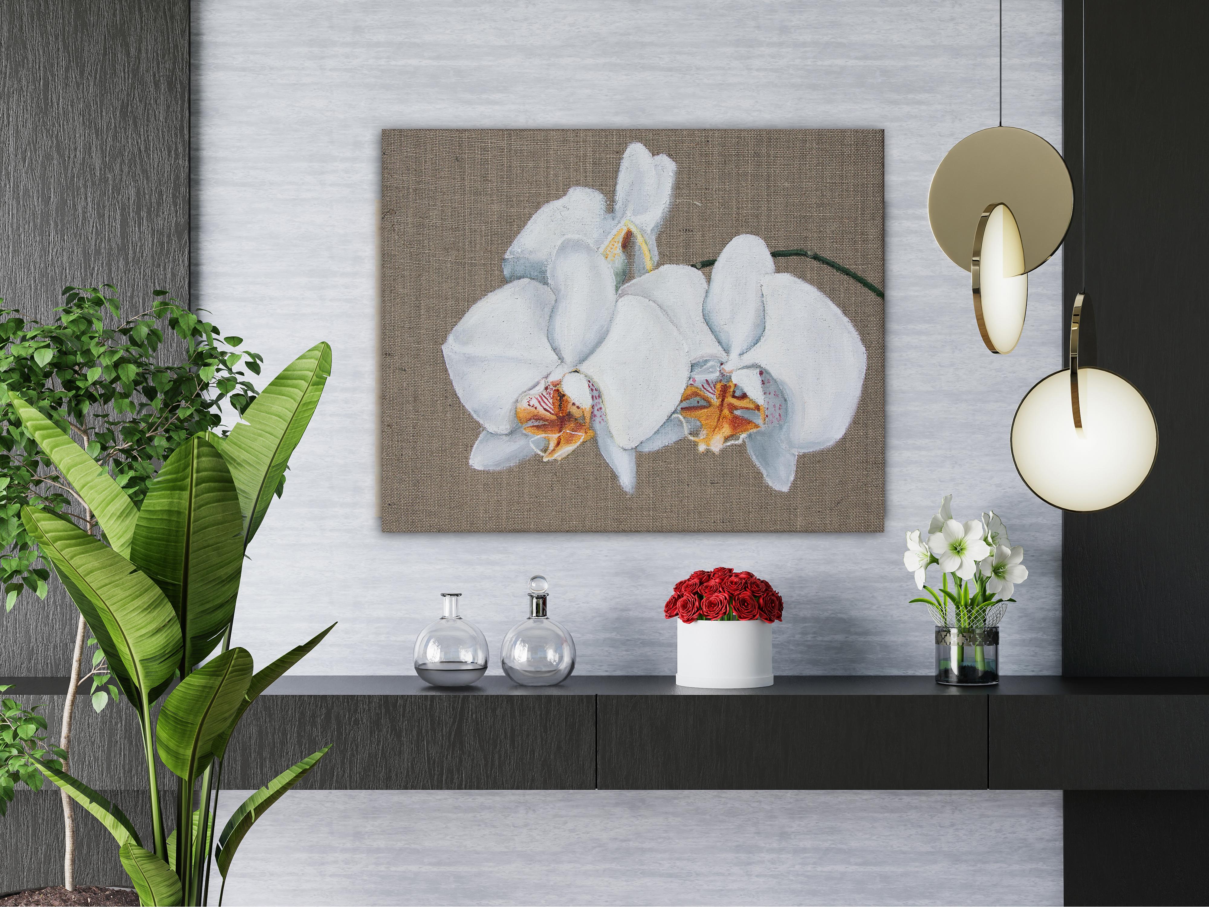 Questo dipinto in acrilico su tela combina la purezza delle orchidee bianche con l'eleganza grezza dei materiali naturali. L'opera d'arte è stata realizzata su una tela di lino di alta qualità rivestita con un tessuto di iuta selezionato (circa 380