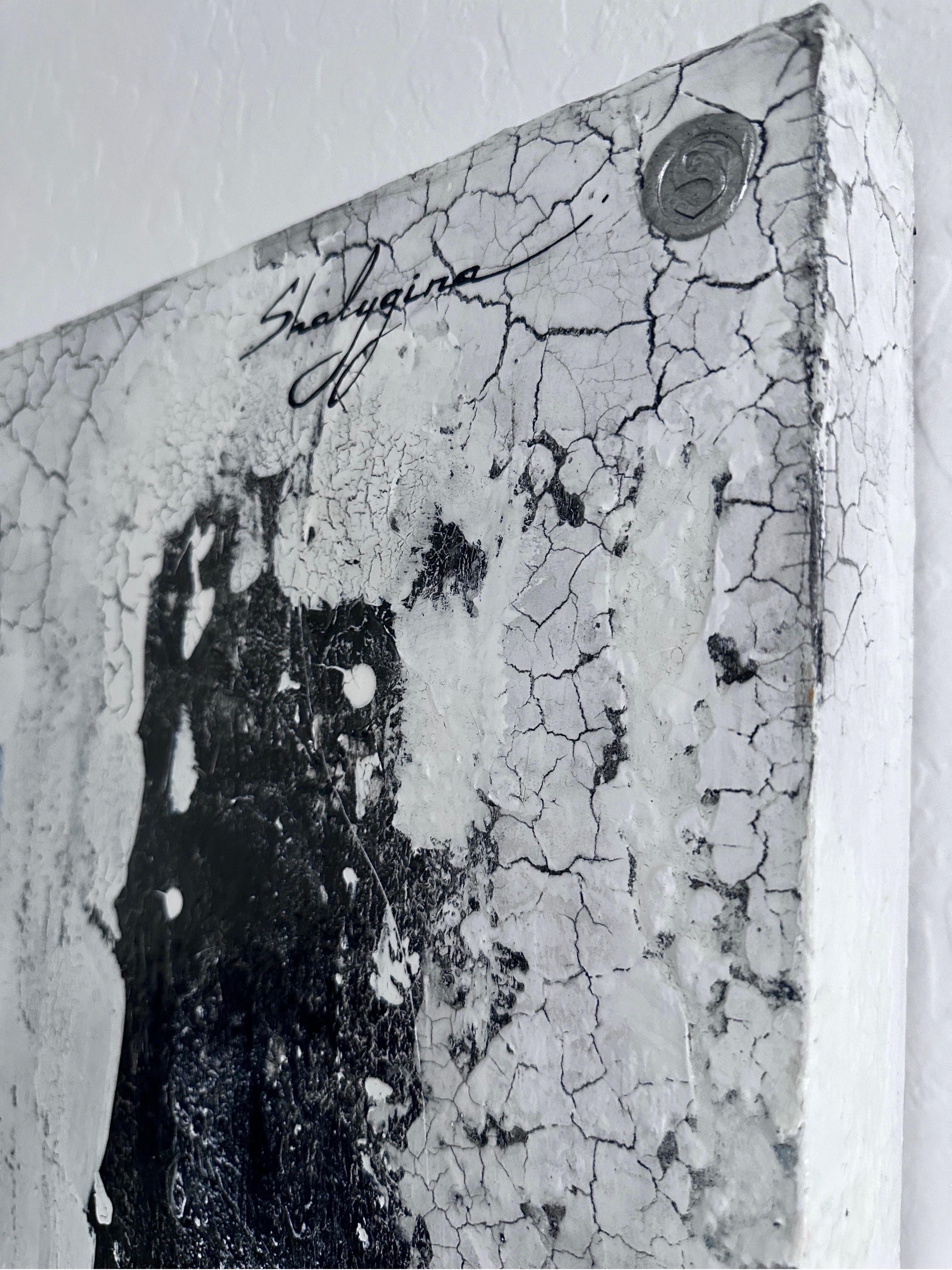 Einzigartiges Original-Triptychon der verstorbenen Svetlana Shalygina. Es ist ein Zeugnis für die einzigartige und meisterhafte Art und Weise, mit der die Künstlerin mehrere komplexe Texturen mit gemischten Medien zu einer wunderschönen,