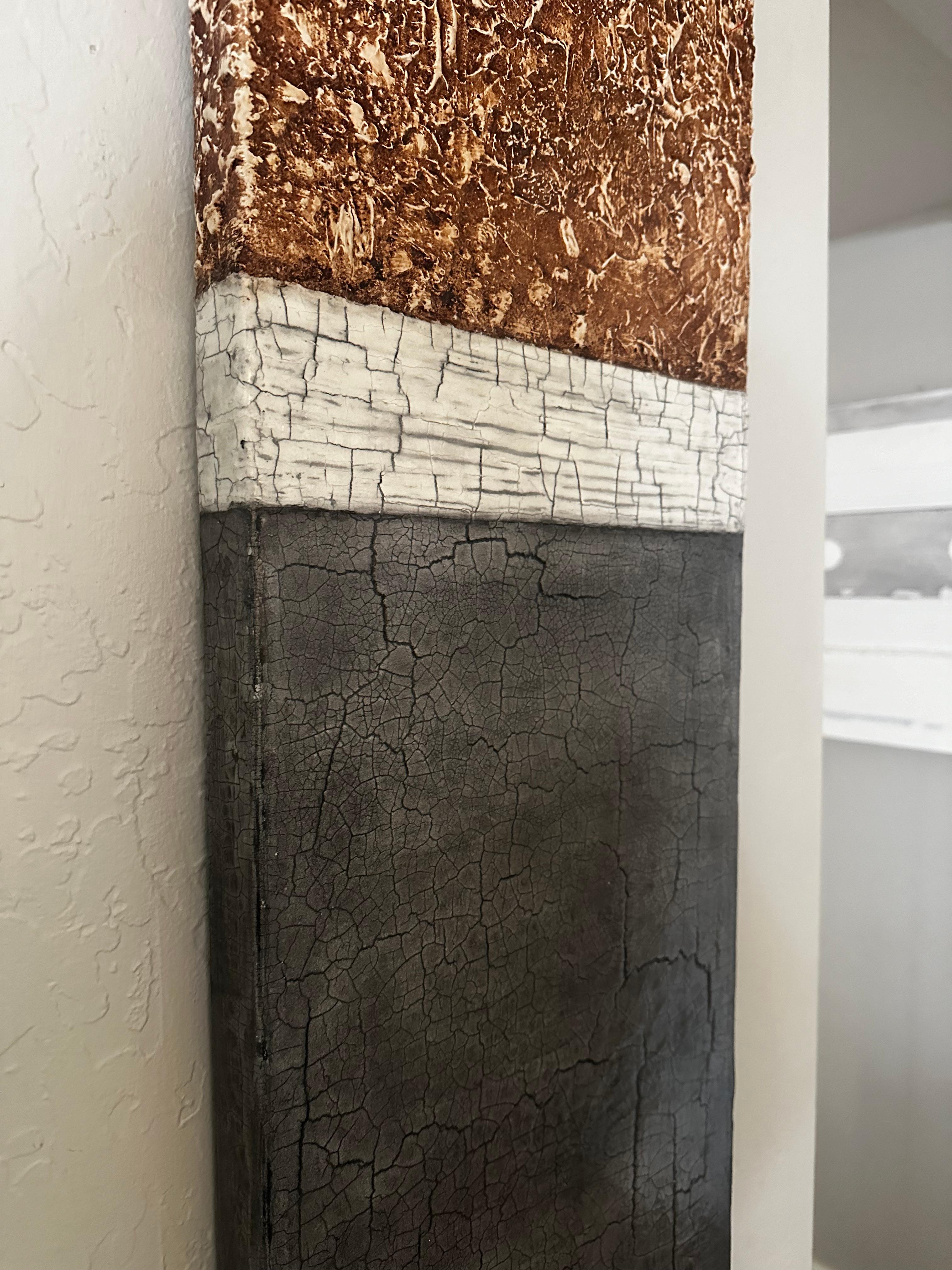 Ein atemberaubendes abstraktes Original der verstorbenen Svetlana Shalygina mit schwerer Textur auf der Oberseite und subtilem dunkelgrauem Craquelé auf der Unterseite mit einem weißen Band in der Mitte. Dieses zeitgenössische Mixed-Media-Gemälde