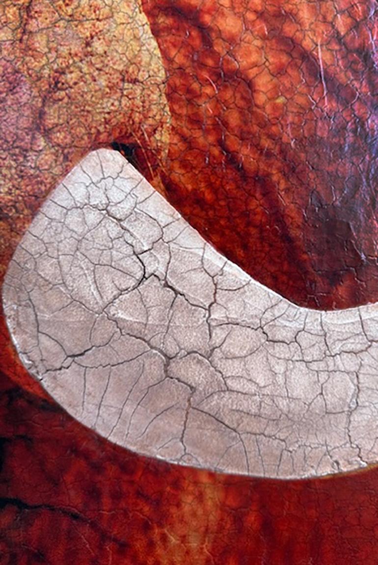Uno straordinario dipinto in grande scala di Svetlana Shalygina. Include la sua caratteristica texture a crepe unita al profilo di un elefante.  La scala e la palette di colori ne fanno un pezzo unico da inserire in qualsiasi collezione