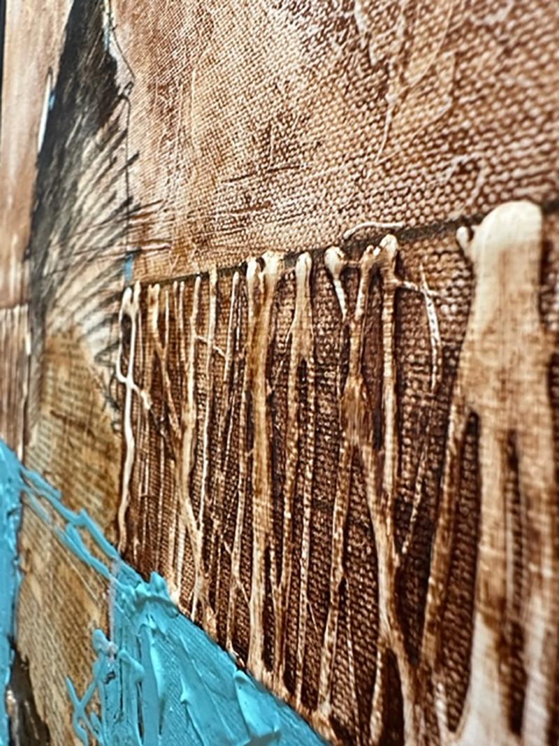 El abstracto figurativo característico de Svetlana Shalygina, con vibrantes texturas en marrón y verde azulado, crea una atrevida obra de arte original. Hay una gama única de trazos expresionistas, texturas y texto incorporados en esta pintura