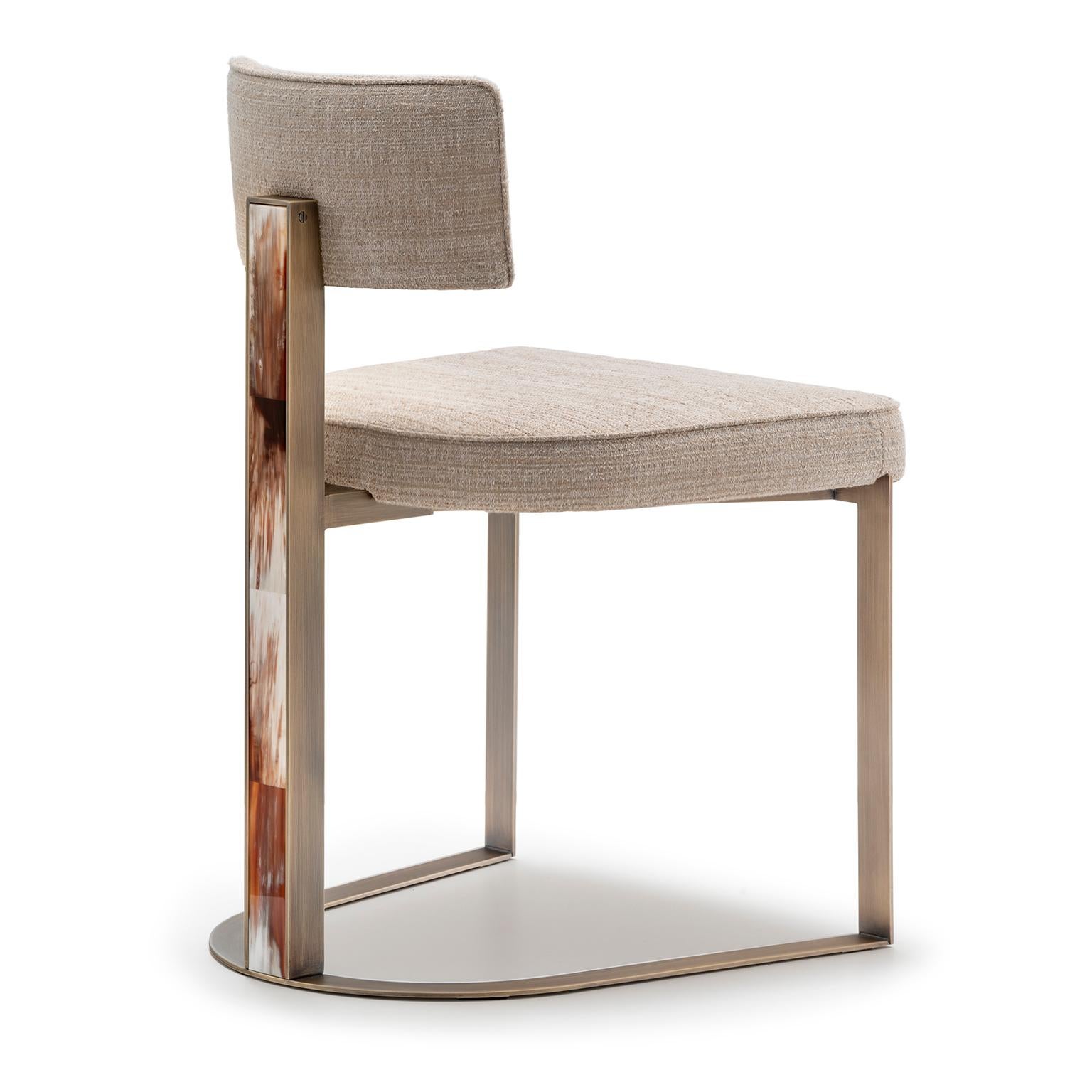 Der Sveva-Stuhl verfügt über eine Struktur aus brüniertem Metall mit klaren, geschwungenen Linien. Die handgefertigten Fliesen aus Corno Italiano mit glänzender Oberfläche verleihen dem Sveva-Stuhl eine besondere Note und setzen einen wahrhaft