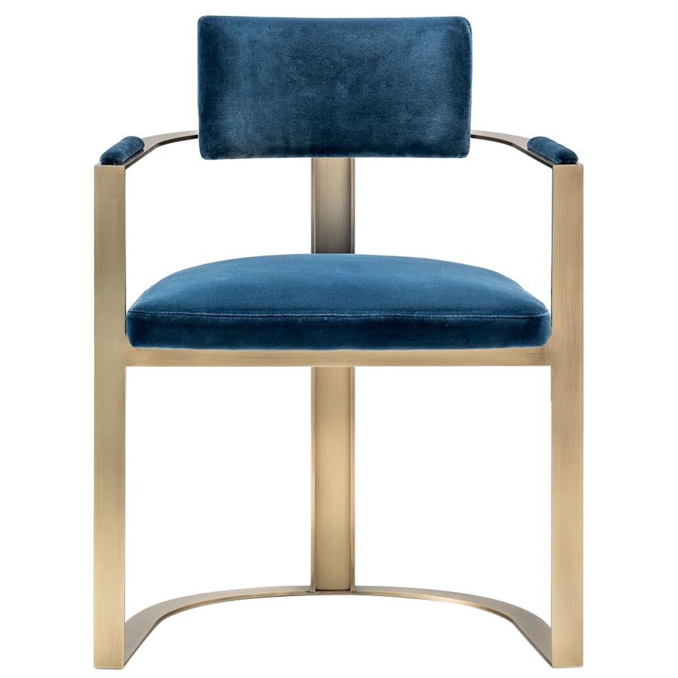 With its clean and distinctive curved shape, the Sveva chair is a statement of elegance and class. The overall design is accented by handcrafted tiles in Corno Italiano with matte finish following one another along the vertical back band. Corno