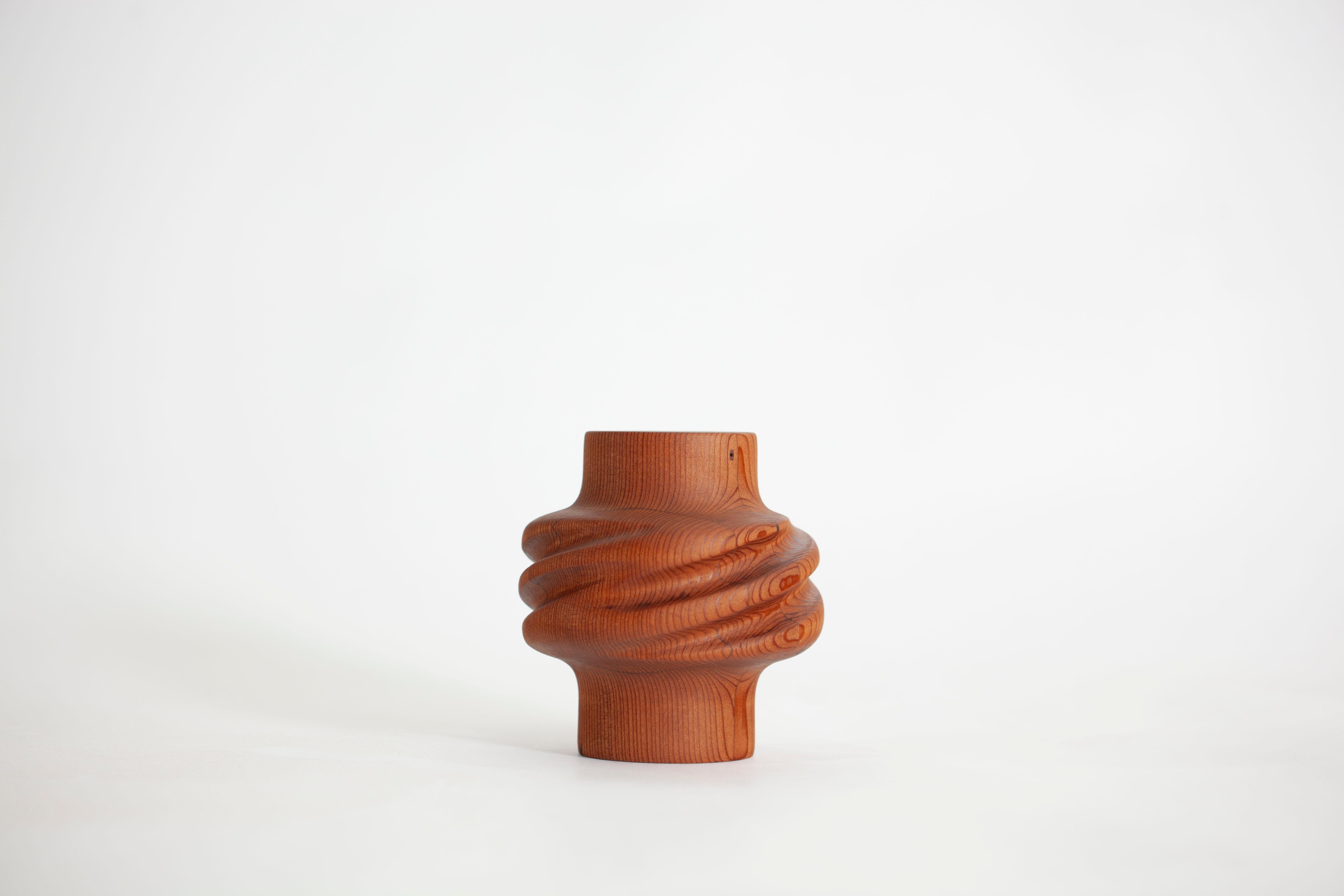 Svitok Vase aus aufgearbeitetem Rotholz im Zustand „Neu“ im Angebot in Los Angeles, CA