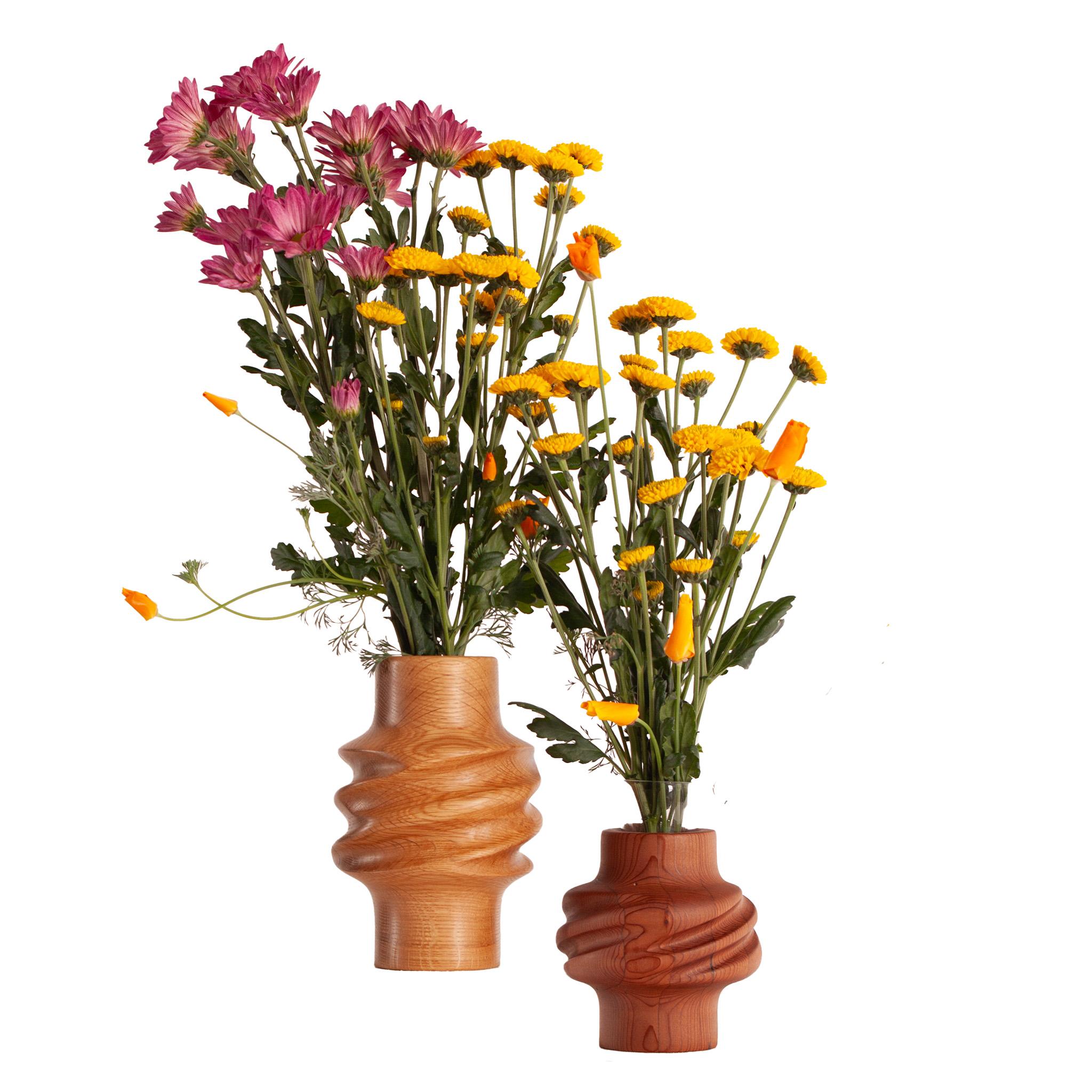 Svitok Vase aus aufgearbeitetem Rotholz (Eichenholz) im Angebot