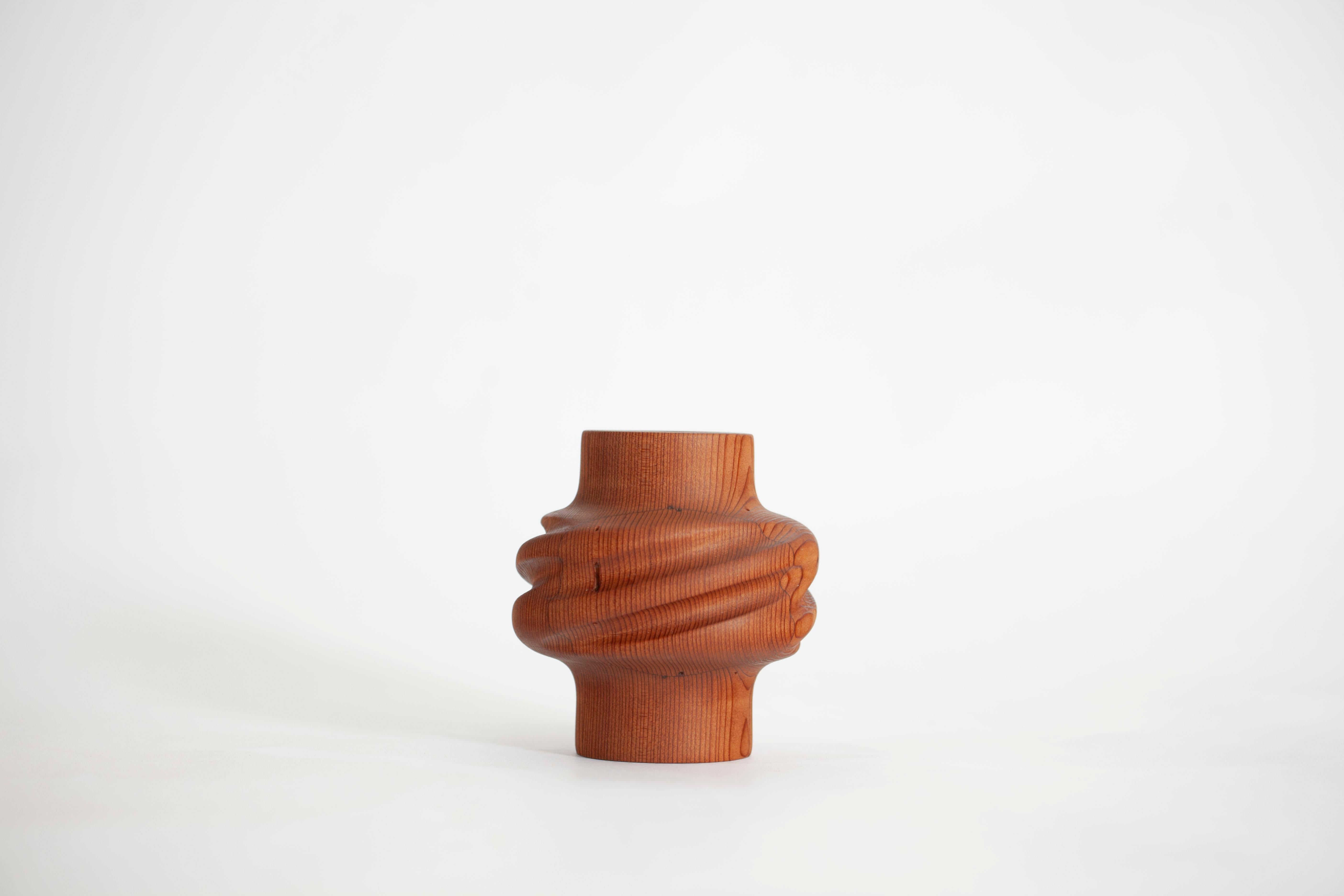 Svitok Vase aus aufgearbeitetem Rotholz (Moderne) im Angebot