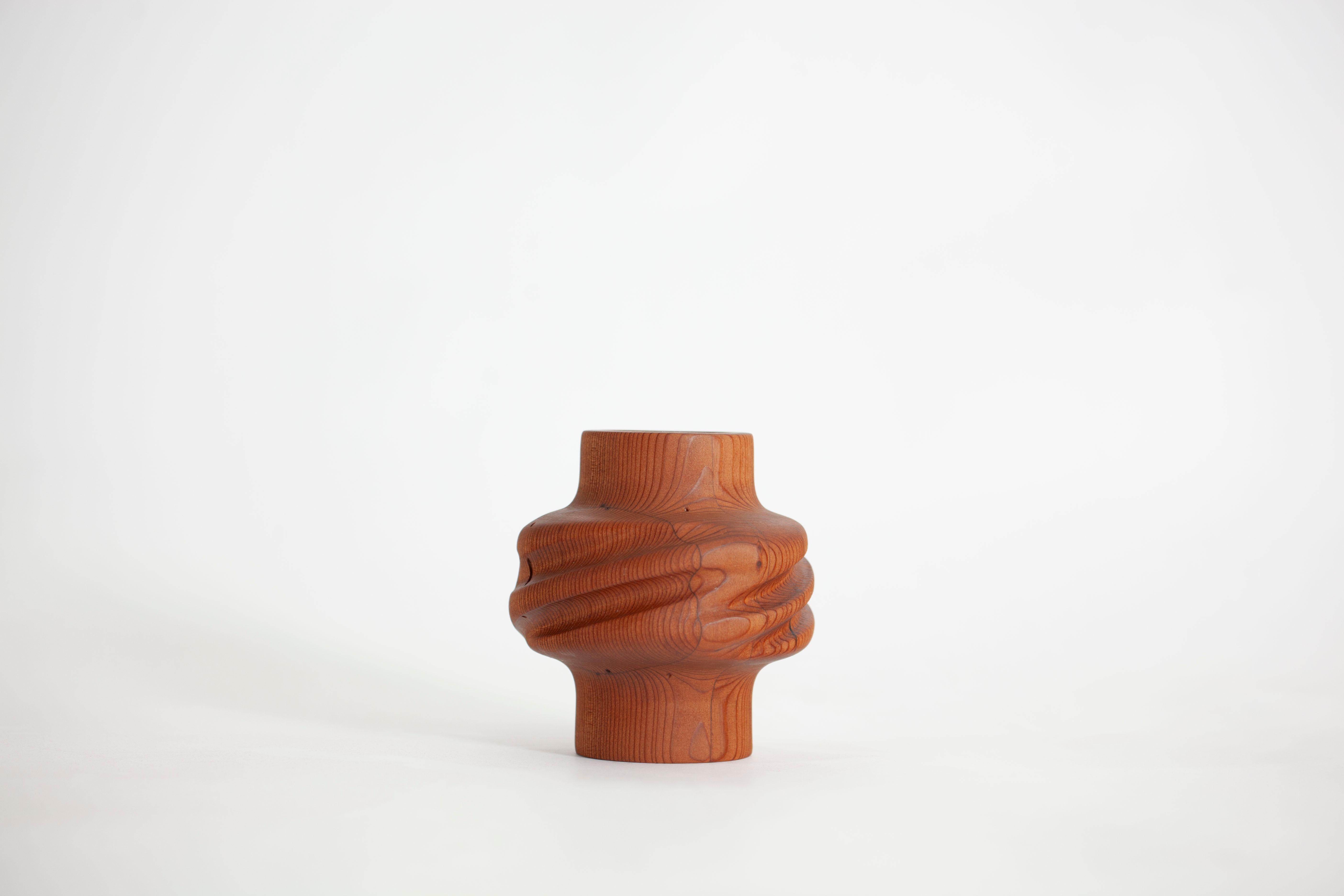 Svitok Vase aus aufgearbeitetem Rotholz (amerikanisch) im Angebot