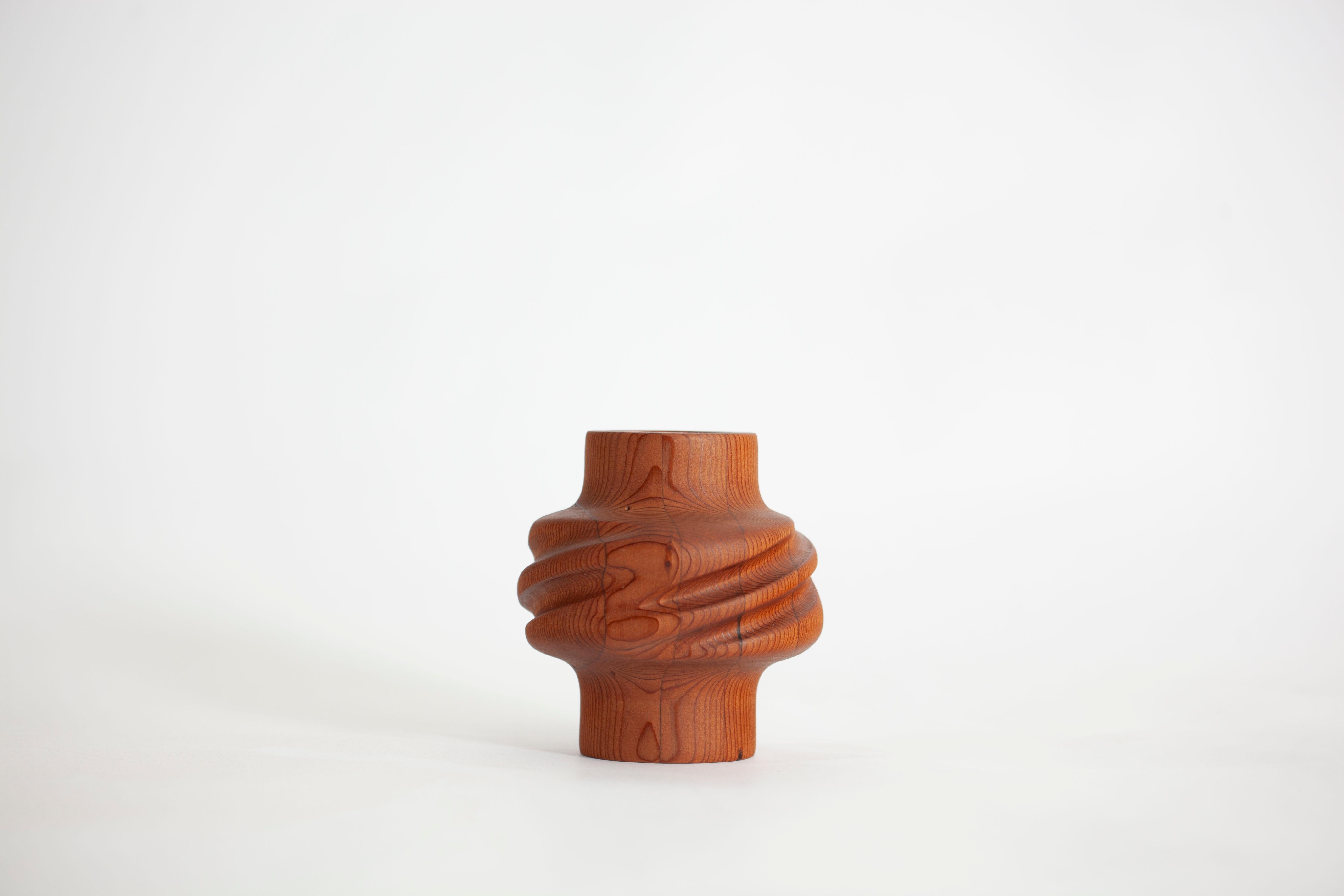 Svitok Vase aus aufgearbeitetem Rotholz (Handgeschnitzt) im Angebot
