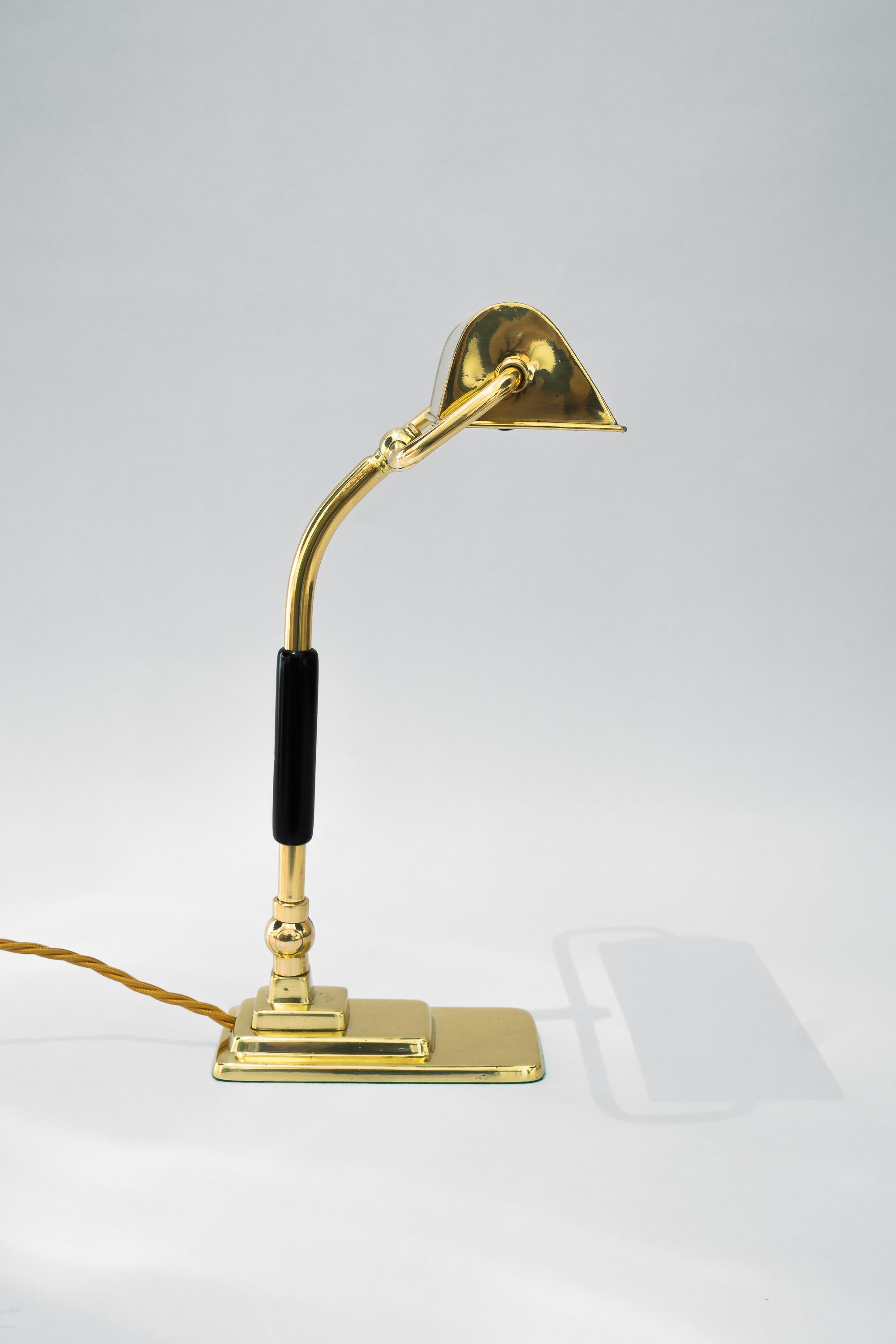 Sviweling Art Deco Tischlampe wien um 1920s
Holz geschwärzt
Poliert und emailliert