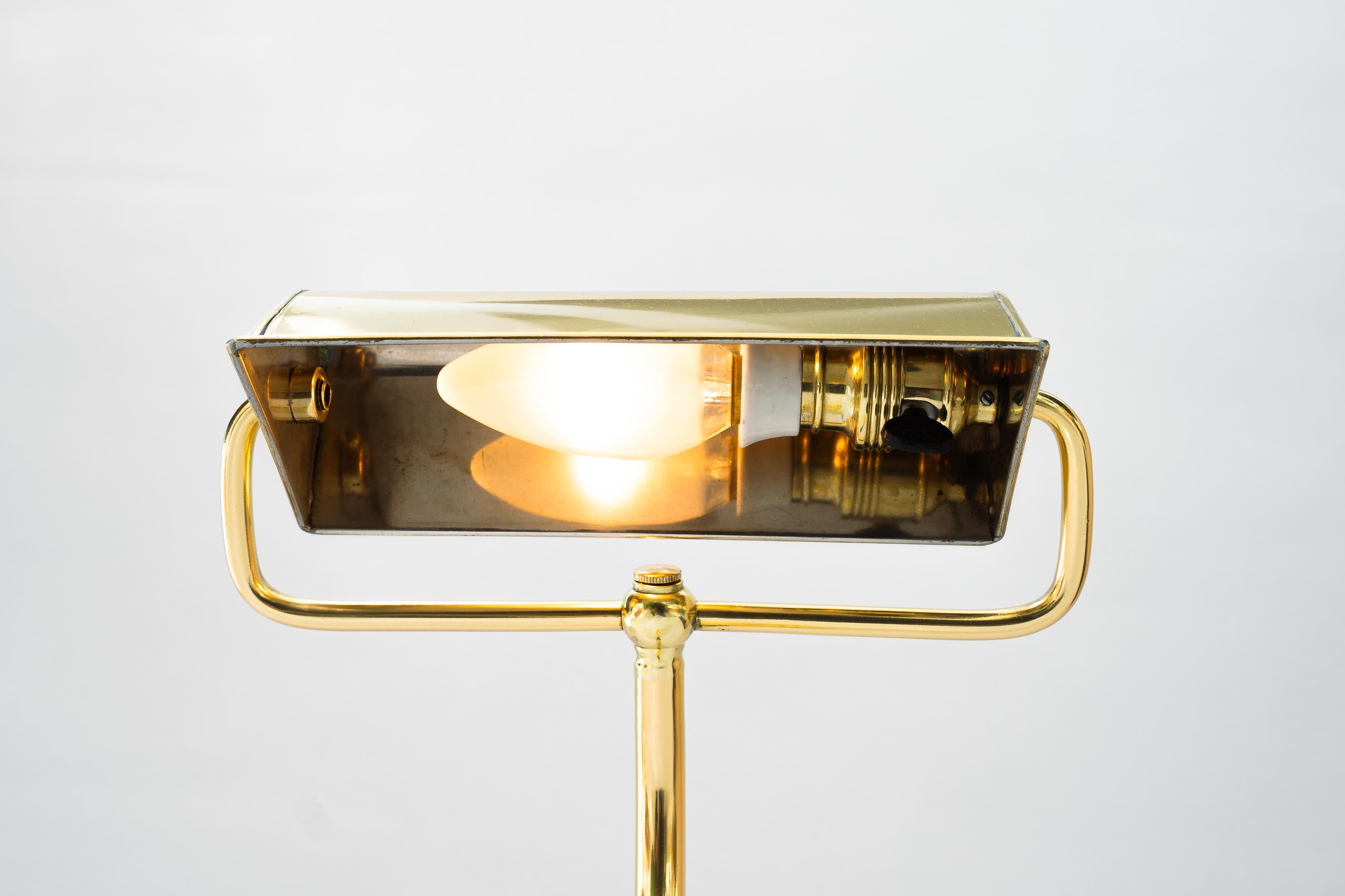Sviweling Art Deco Tischlampe wien um 1920s im Angebot 1