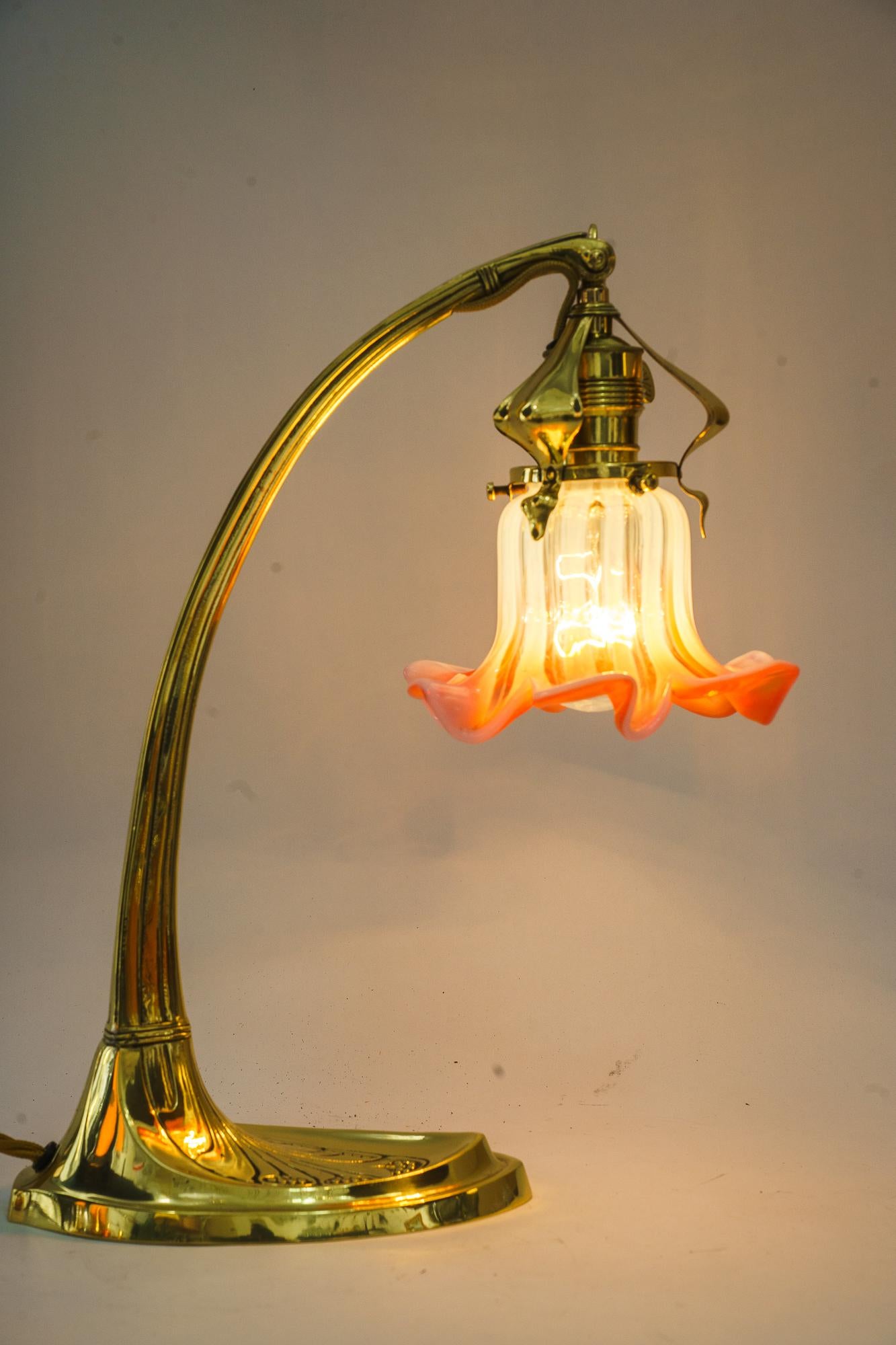 Sviweling Art-Déco-Tischlampe mit originalem Opalglasschirm Vienna 1920er Jahre 2