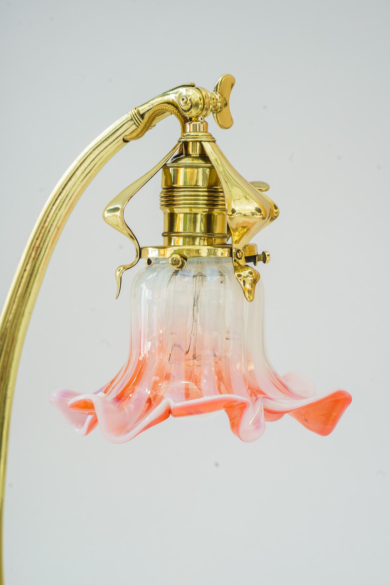Sviweling Art-Déco-Tischlampe mit originalem Opalglasschirm Vienna 1920er Jahre
Messing poliert und emailliert
Originaler alter Opalglas-Schirm
