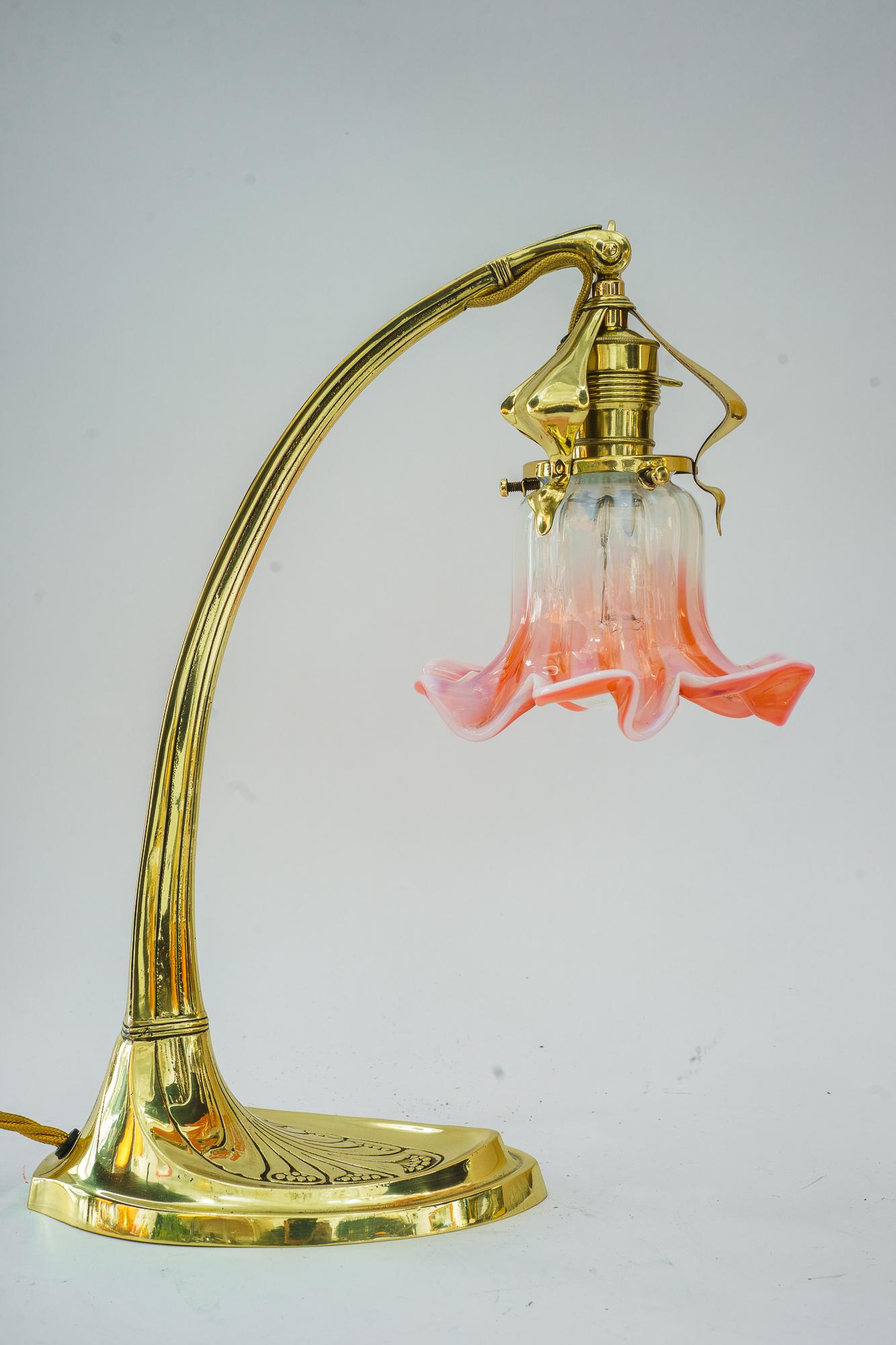 Sviweling art deco table lamp with original opaline glass shade vienna 1920s In Good Condition For Sale In Wien, AT