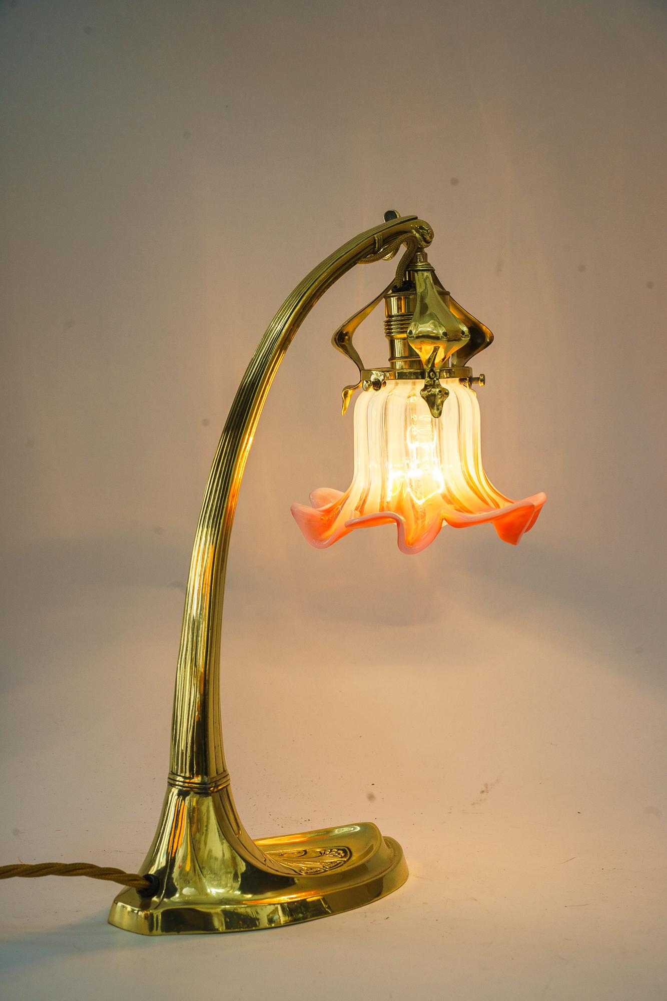 Sviweling Art-Déco-Tischlampe mit originalem Opalglasschirm Vienna 1920er Jahre (Messing)