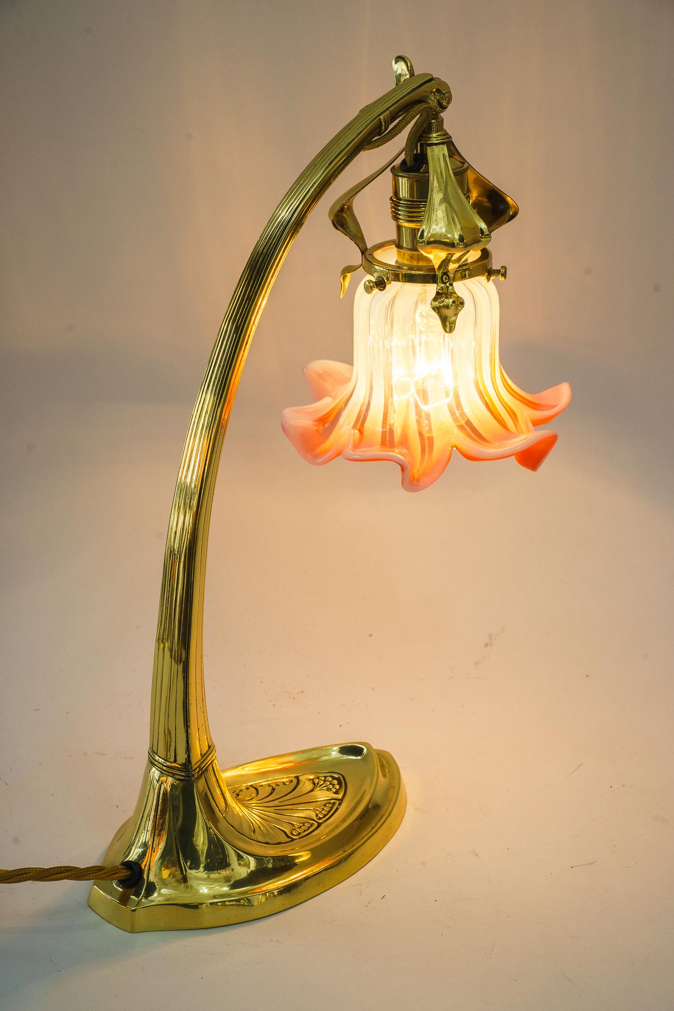 Sviweling Art-Déco-Tischlampe mit originalem Opalglasschirm Vienna 1920er Jahre 1